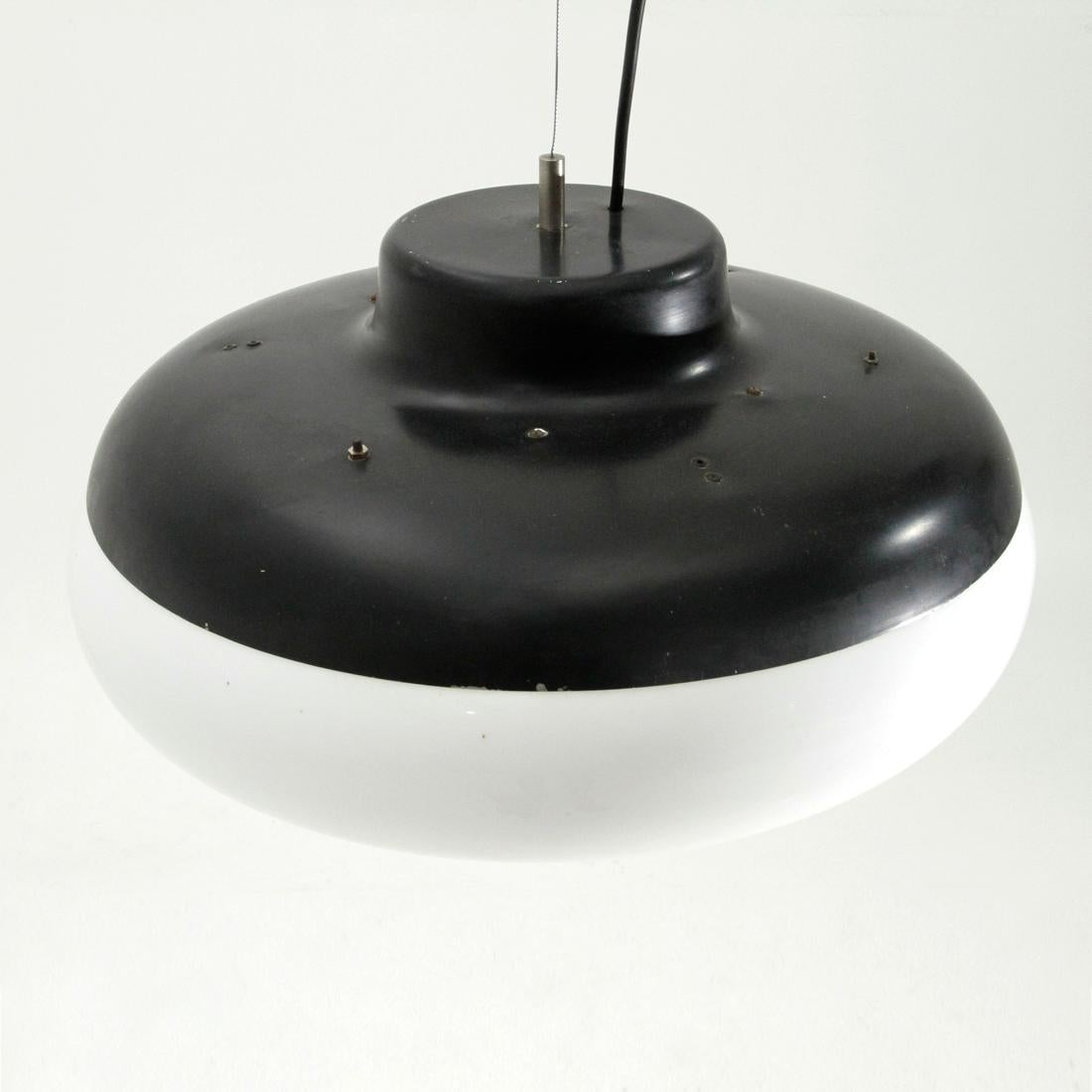 Midcentury Metal and Plastic Italian Pendant Lamp, 1960s In Good Condition For Sale In Savona, IT