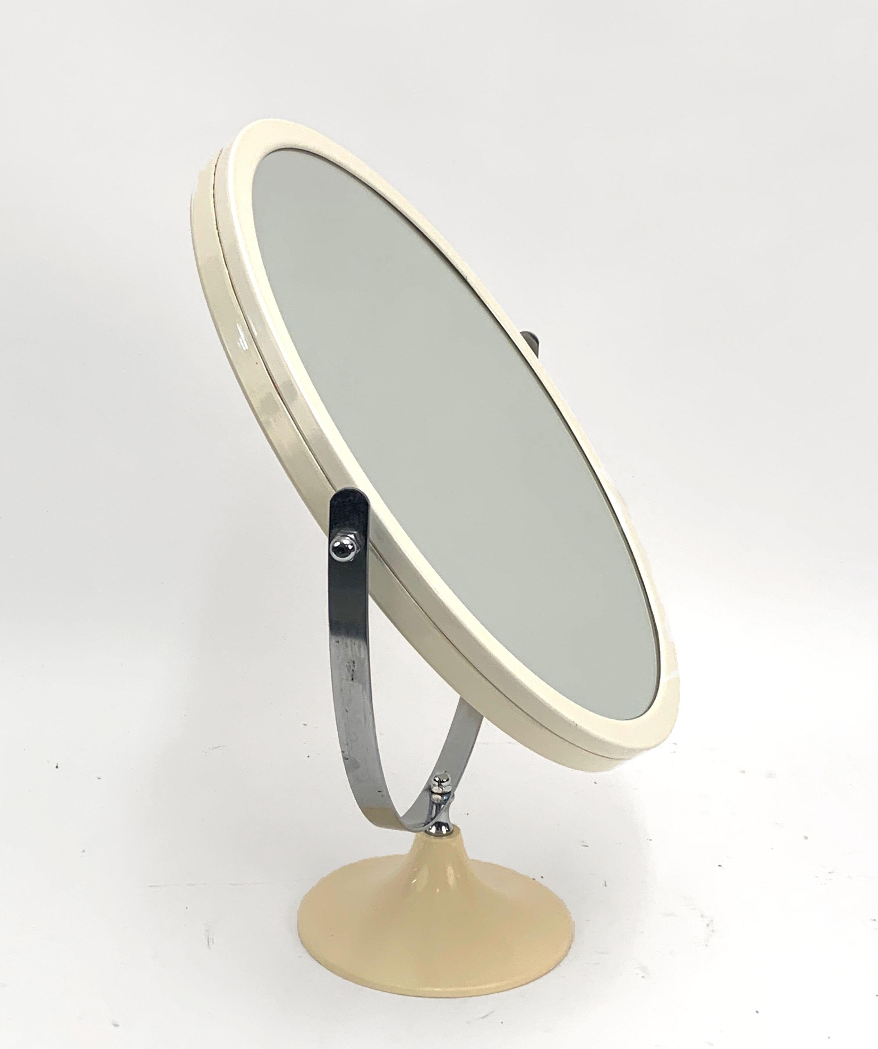 Wunderschöner runder Tischspiegel aus Metall und weißem Kunststoff aus der Jahrhundertmitte. Dieser tolle Artikel wurde in den 1980er Jahren in Italien hergestellt.

Dieses überraschende Stück besteht aus einem drehbaren weißen Kunststoffspiegel