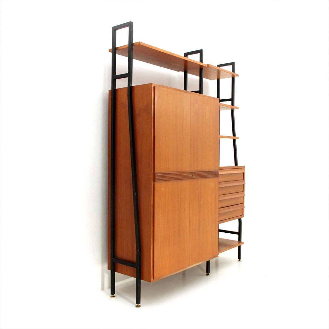 Italian manufacture wall unit produced in the 1950s.
Uprights in black painted metal with height-adjustable brass foot.
Two-door wardrobe, chest of drawers and 5 shelves in veneered wood.
Inside the wardrobe there are two removable hangers.
Good
