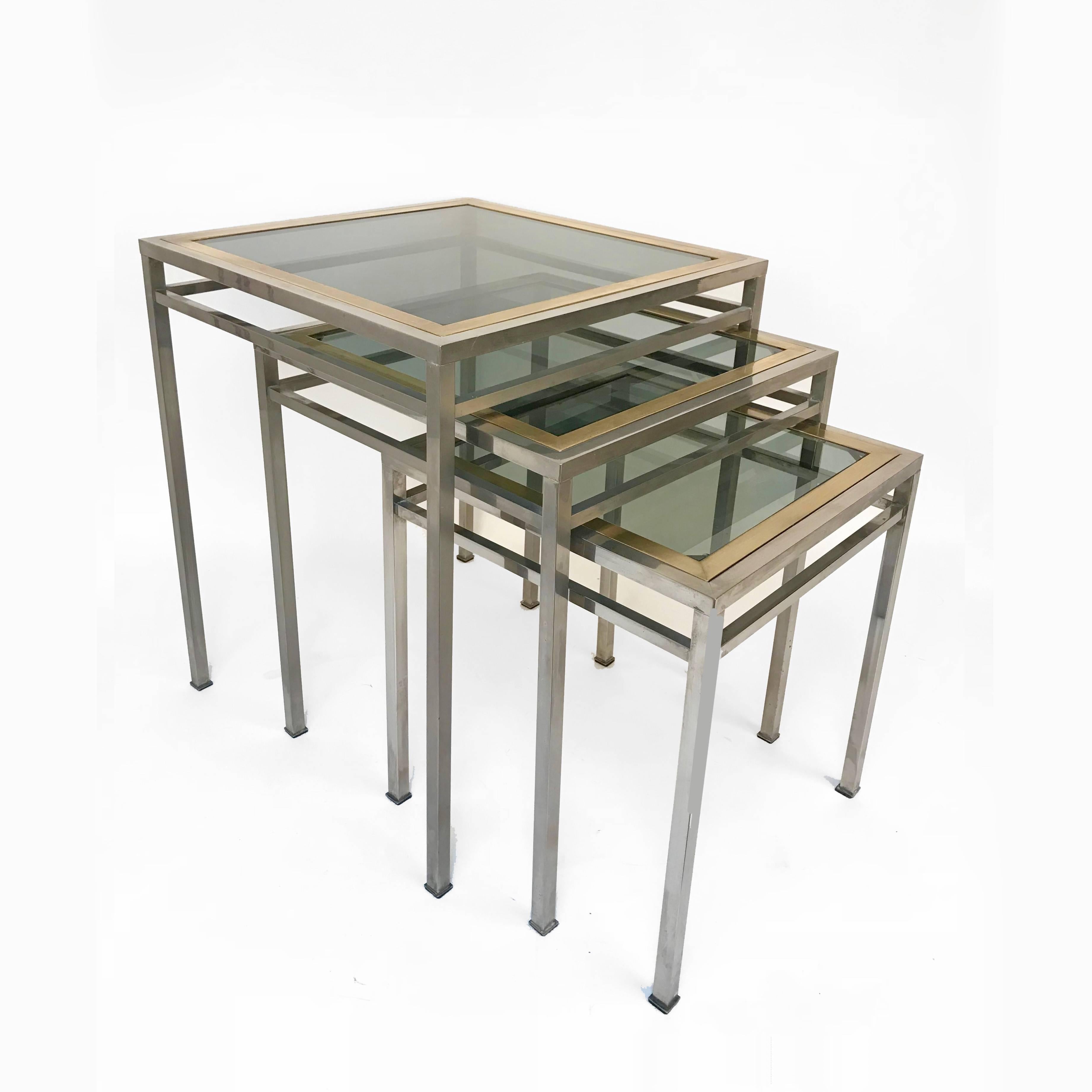 Drei wunderbare Schachteltische aus Messing und Kristallglas. Dieses unglaubliche Set wurde in den 1970er Jahren in Italien hergestellt.

Diese drei Tische sind ein ikonisches Beispiel für die Linien und Materialien des Mid-Century Modern, mit der