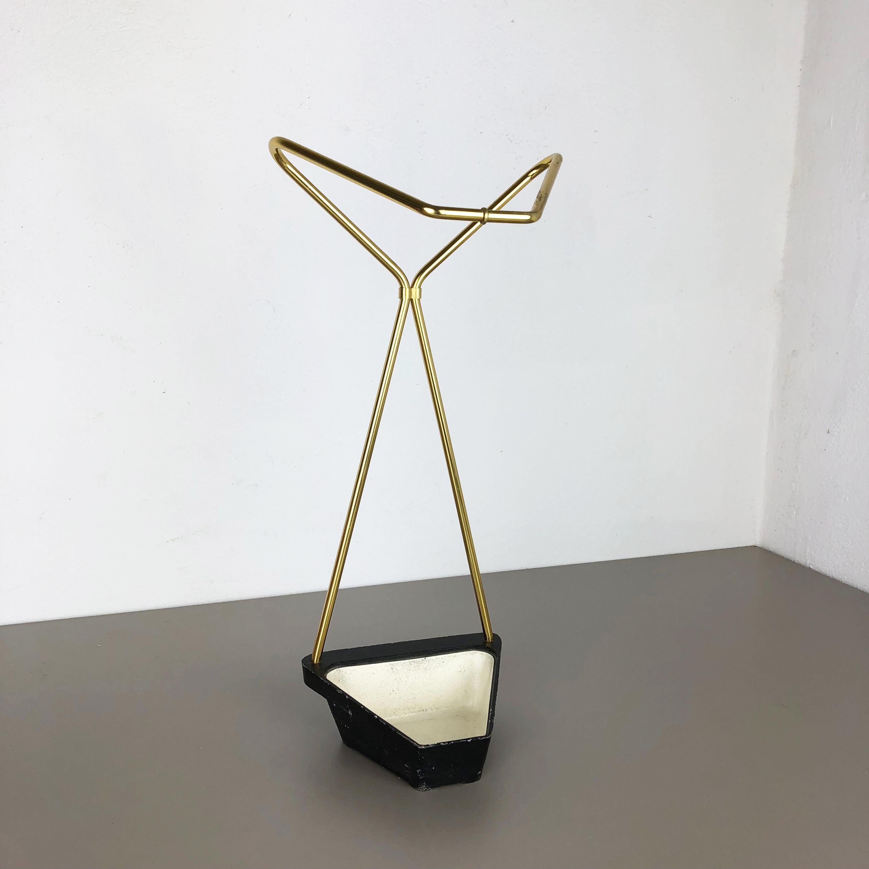 Article:

Bauhaus umbrella stand


Origin:

Germany


Age:

1950s


This original vintage Bauhaus style umbrella stand was produced in the 1950s in Germany. The brass colored top elements is made of aluminium, the heavy metal base