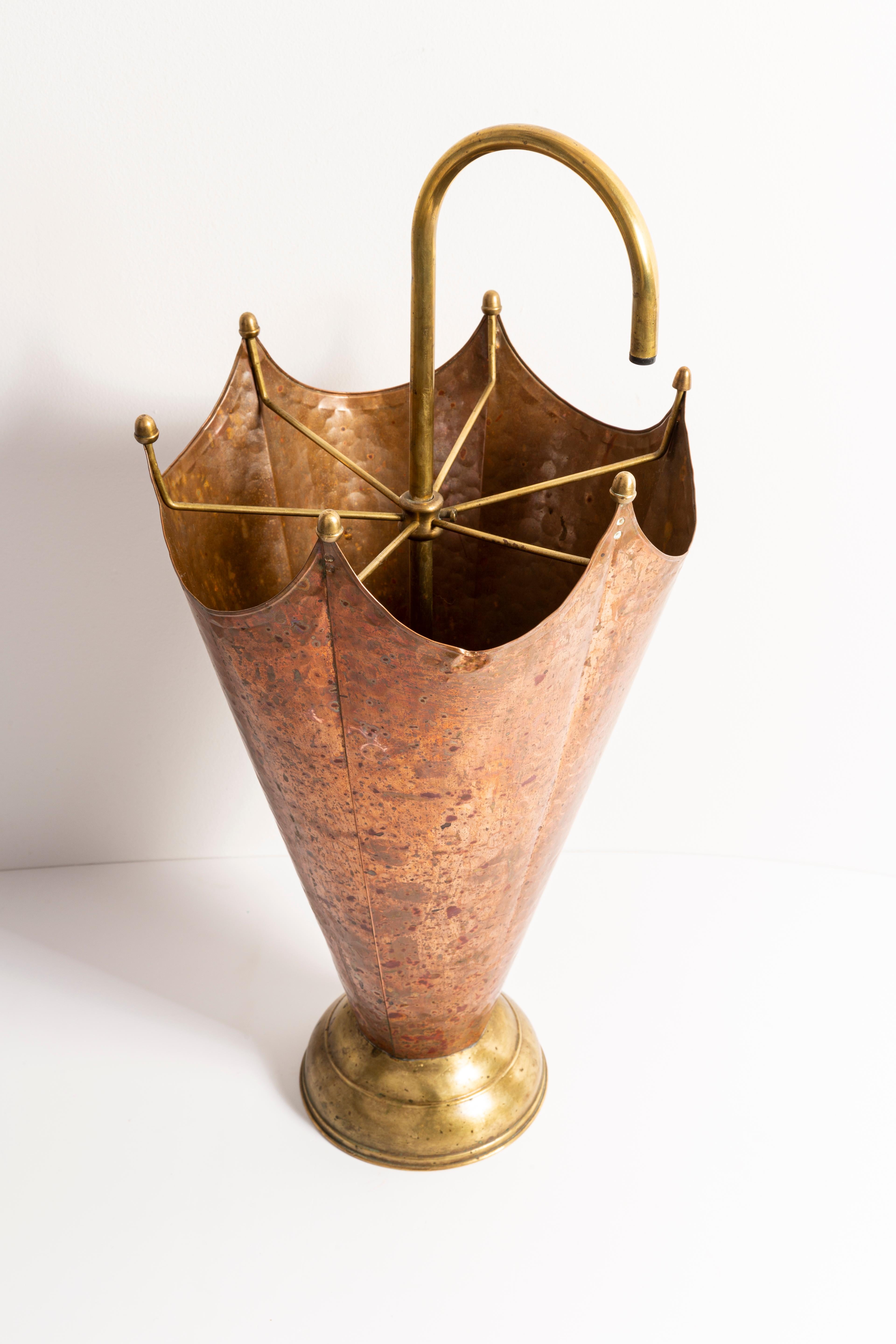 Stunning tall midcentury gold / gilt / gilded Hollywood Regency style umbrella stand / holder. Made in Florence, Italy, circa 1960. Very good original vintage condition. Only one unique piece.