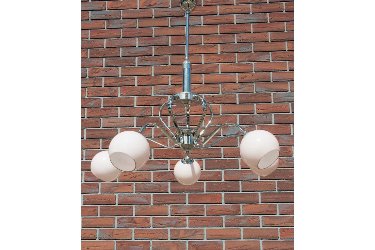 Midcentury-Kronleuchter aus Metallstange und 5 rosa Glasschirmen. Produziert in Polen in den 1950er Jahren. Sehr guter Zustand. Die Lampe ist in einem funktionsfähigen Zustand.

Abmessungen: Höhe 80 cm / Durchmesser. 72 cm.


