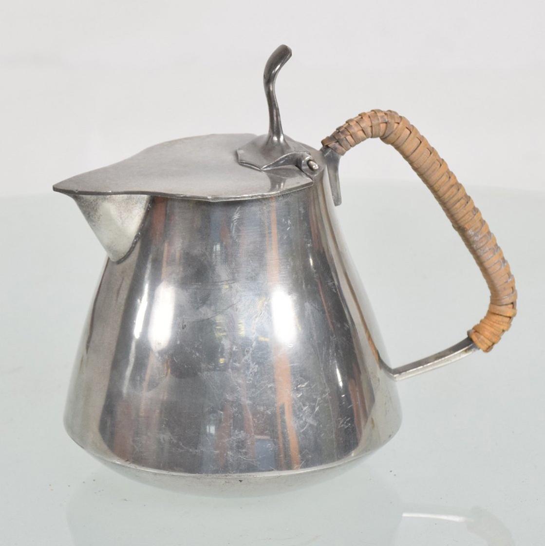 For your consideration a beautiful midcentury metal creamer by Fred Dodson.
New Hampshire, 1960s.

 