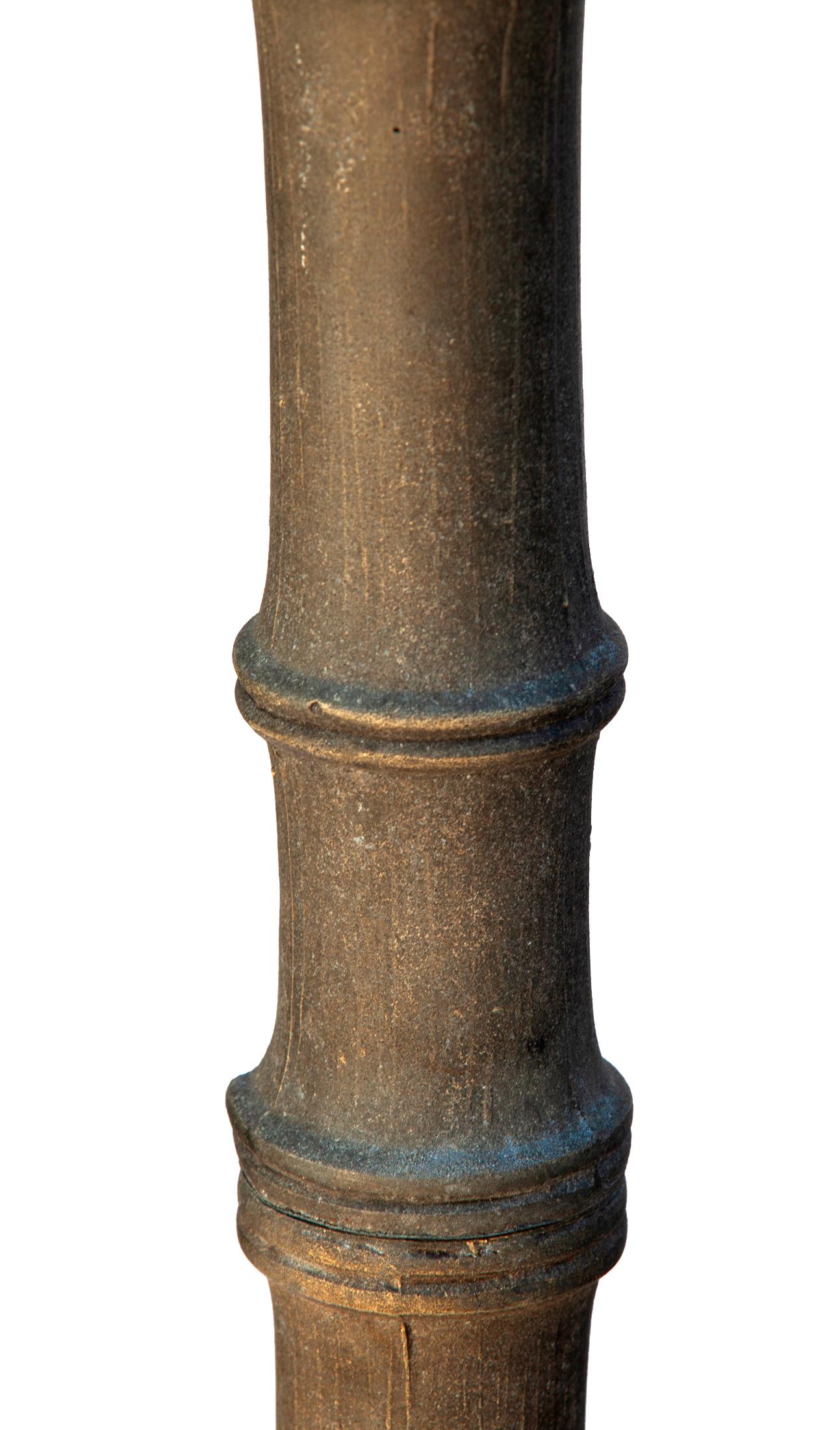 Lampada da terra in metallo finto bambù/paralume in lino del Medioevo In condizioni buone in vendita a Malibu, CA