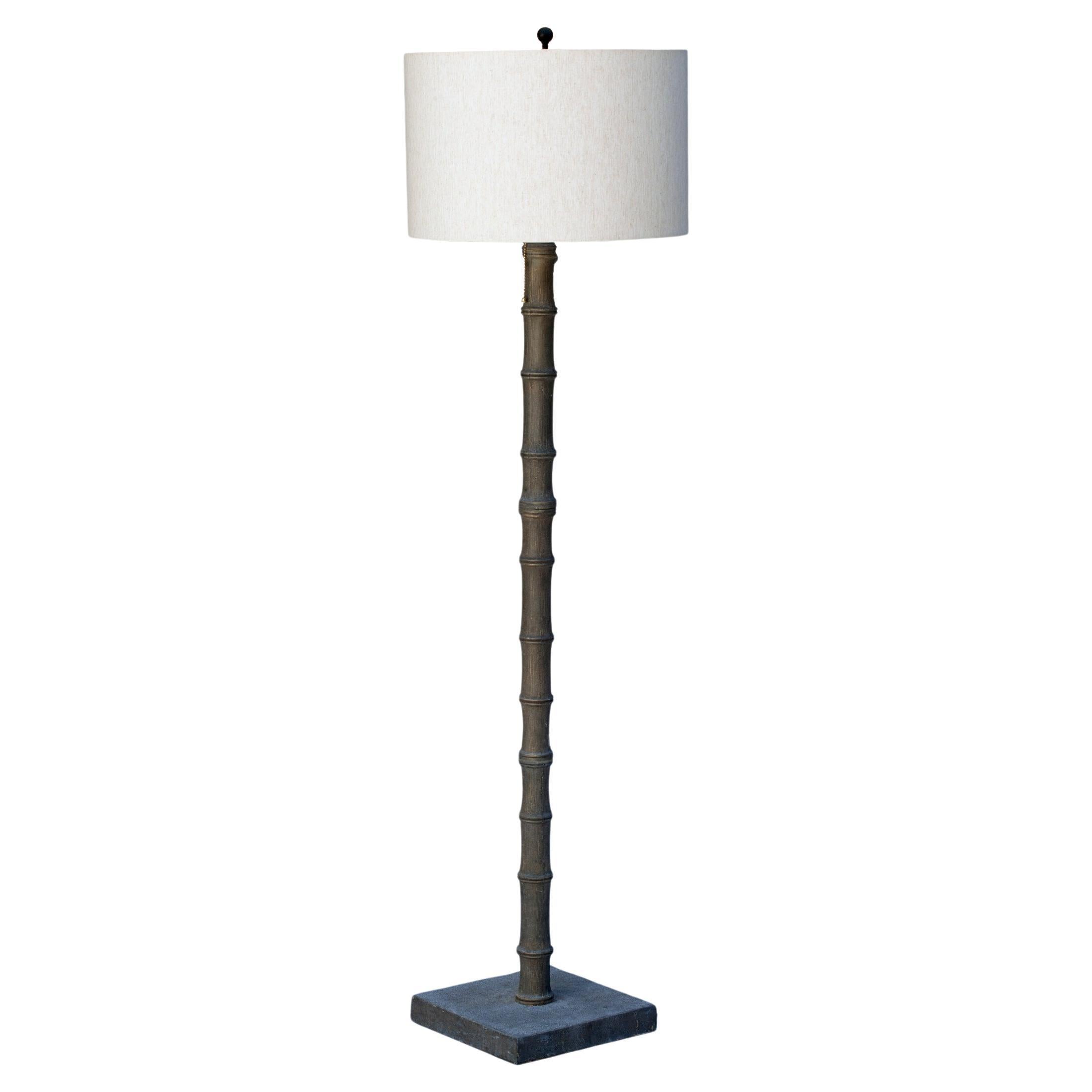 Midcentury Metall Faux Bamboo Stehlampe/Leinenschirm im Angebot