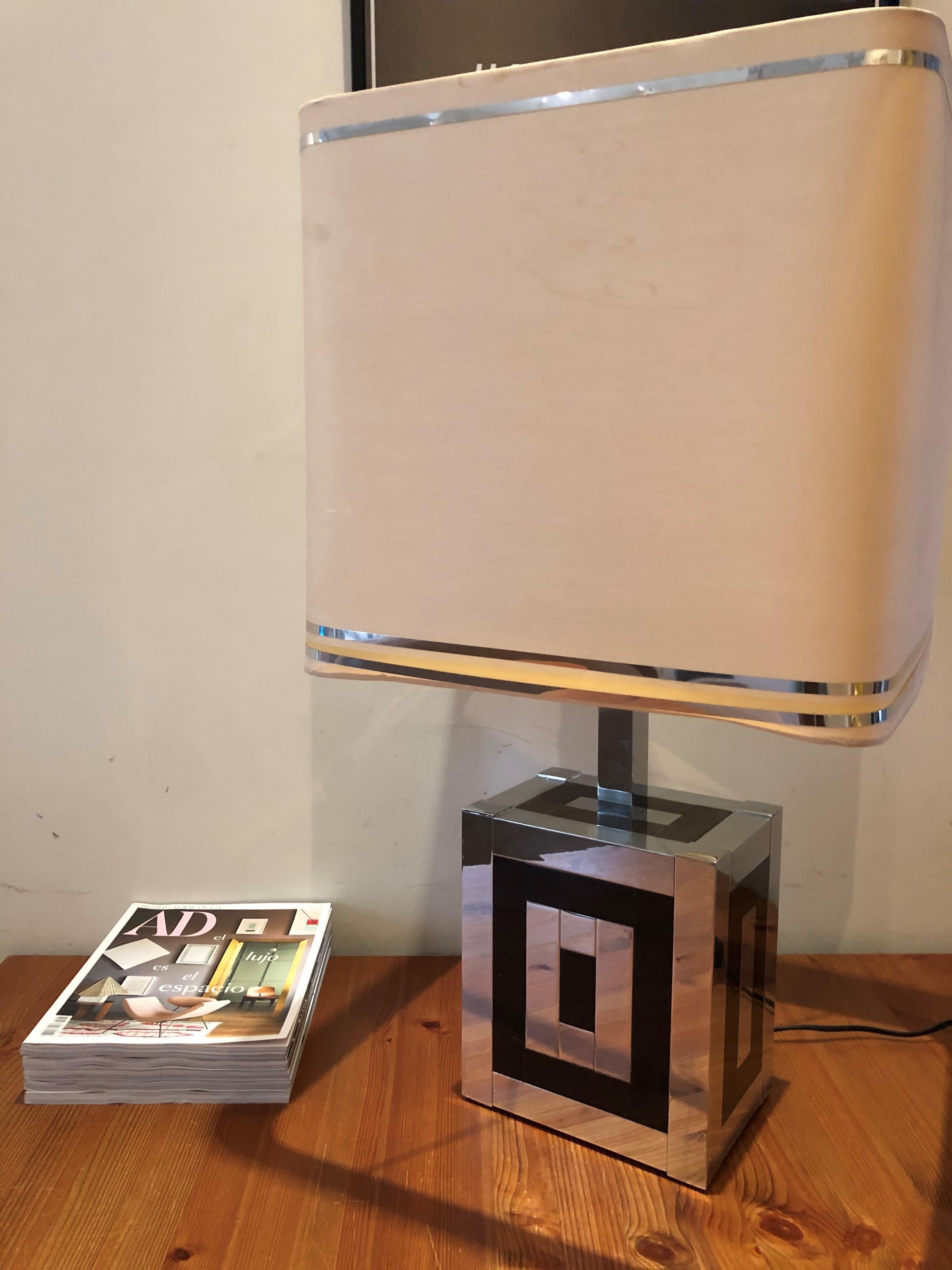 Midcentury central table lamp from 1970s. This fixture is Willy Rizzo designed and crafted during the 1970s in Barcelona by “BD Lumica”.
“BD Lumica” original label still shows on the back and on the top.
This Table Lamp is equipped with three-light