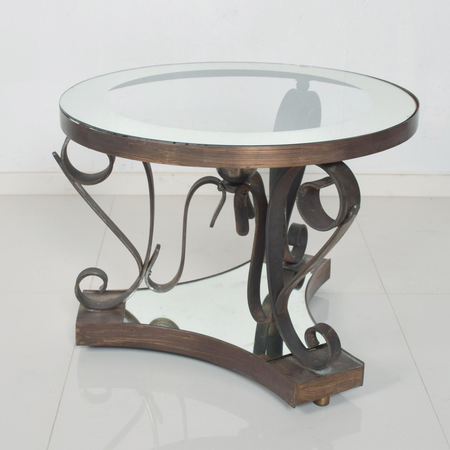 Paire de tables d'appoint Arturo Pani en bronze et fer 
Miroir d'églomisé original. Vintage original d'occasion.
Fabriqué au Mexique vers les années 1950. 
Dimensions : 24 pouces de diamètre x 17,25 pouces de hauteur.
Passez en revue toutes les