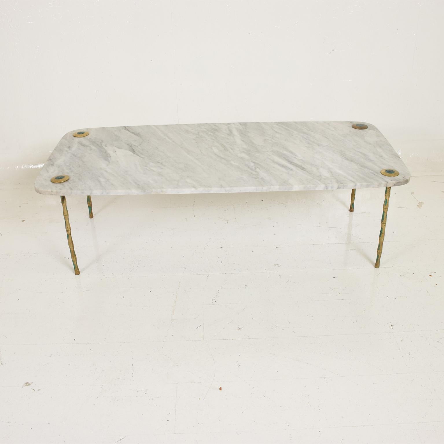 For your consideration, a midcentury Mexican modernist coffee table in marble brass and malachite by Pepe Mendoza.

Vintage legs with original caps. New Carrara marble-top with a sculptural shape. Reinforced with steel base (underneath the marble
