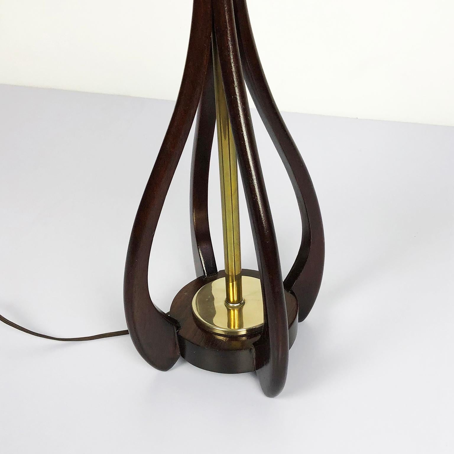 We offer this fantastic mid century mexican table lamp in mahogany wood and brass details, recently restored, circa 1960.