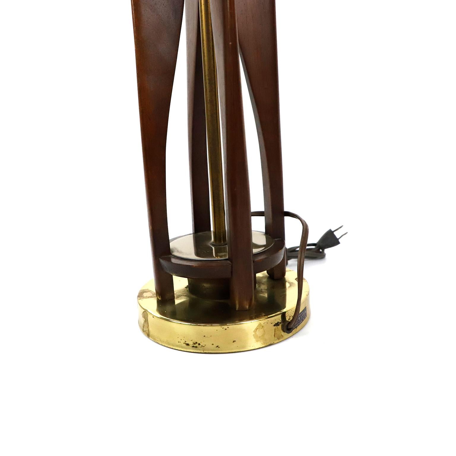 We offer this fantastic mid century mexican table lamp in mahogany wood and brass details, recently restored, circa 1960.