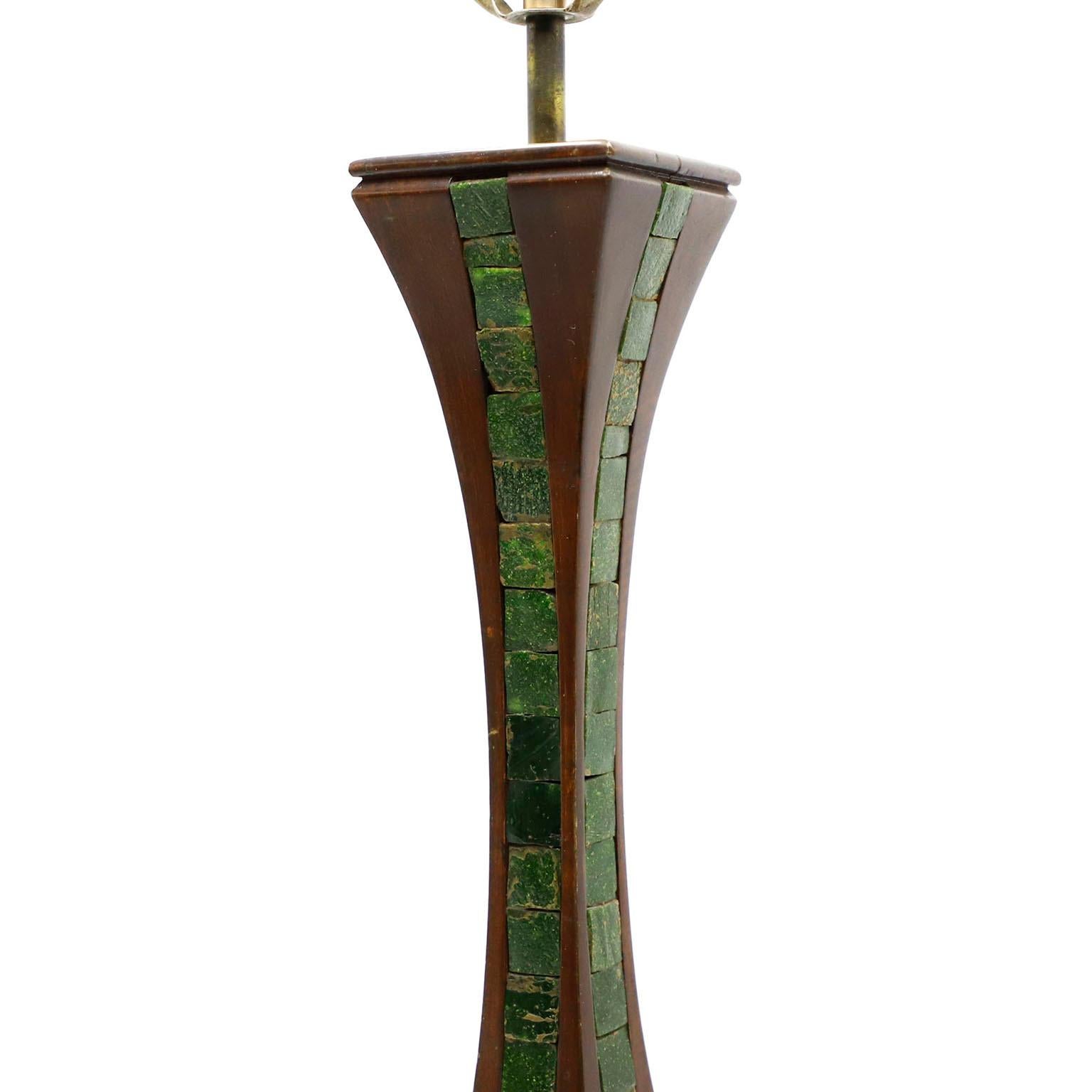 Circa 1960. Offriamo questa lampada da tavolo messicana del Midcentury con bellissimi intarsi in pietra.