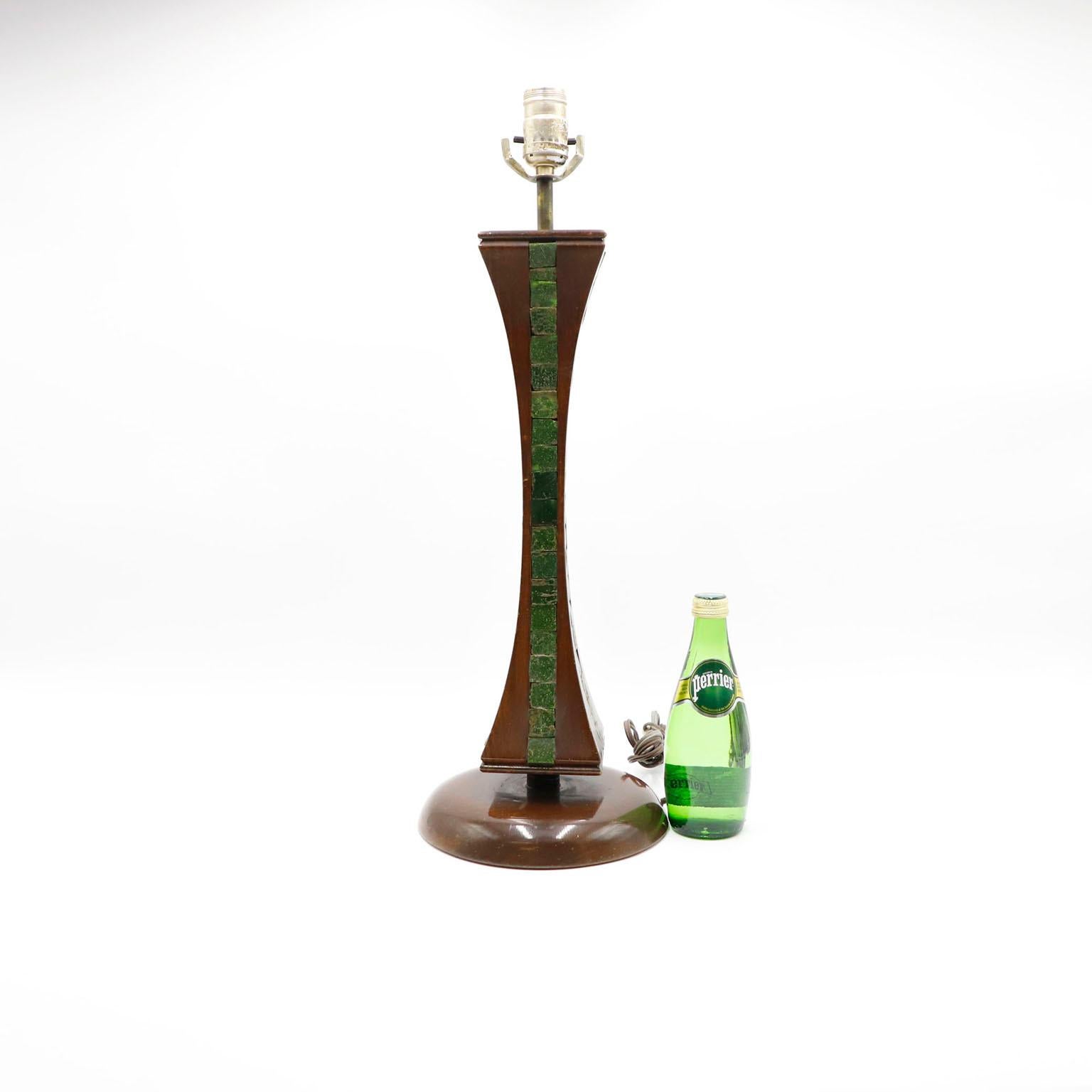 Mid-Century moderno Lampada da tavolo messicana del Medioevo con splendidi intarsi in pietra in vendita