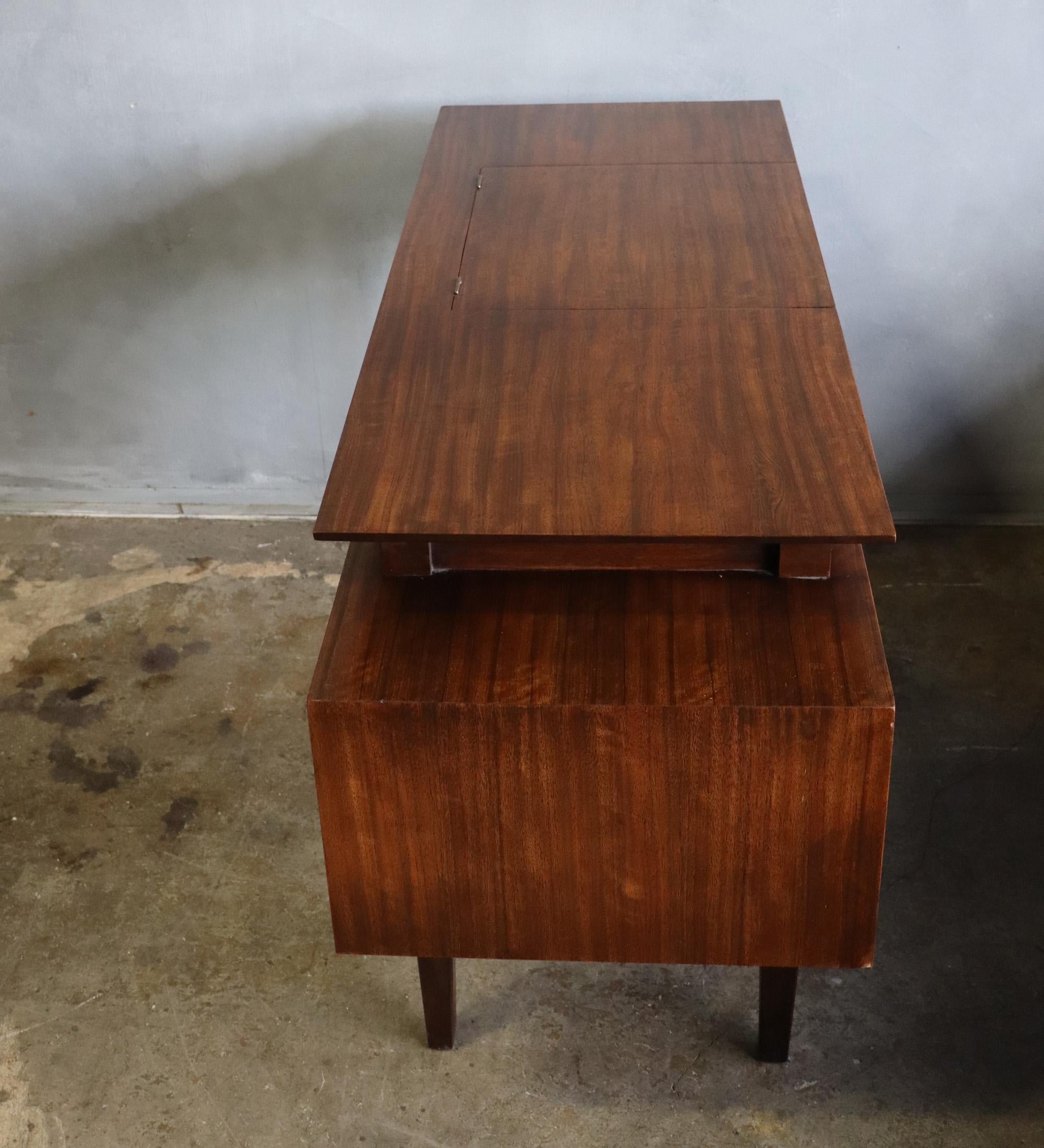 Midcentury Milo Baughman Desk Vanity Perspective for Drexel In Good Condition In BROOKLYN, NY