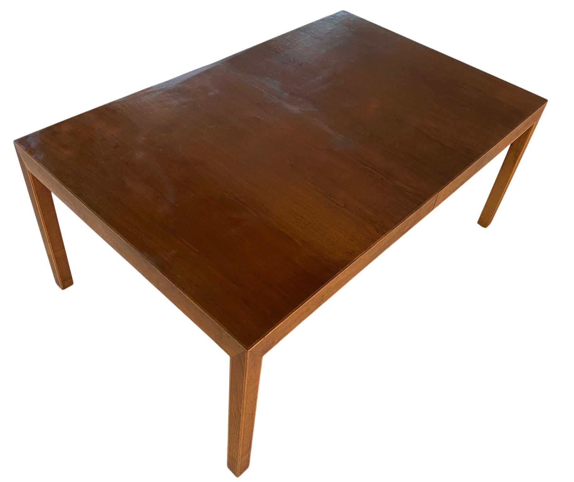 Midcentury Milo Baughman Walnut Expandable Parsons Dining Table with '2' Leaves In Good Condition In BROOKLYN, NY