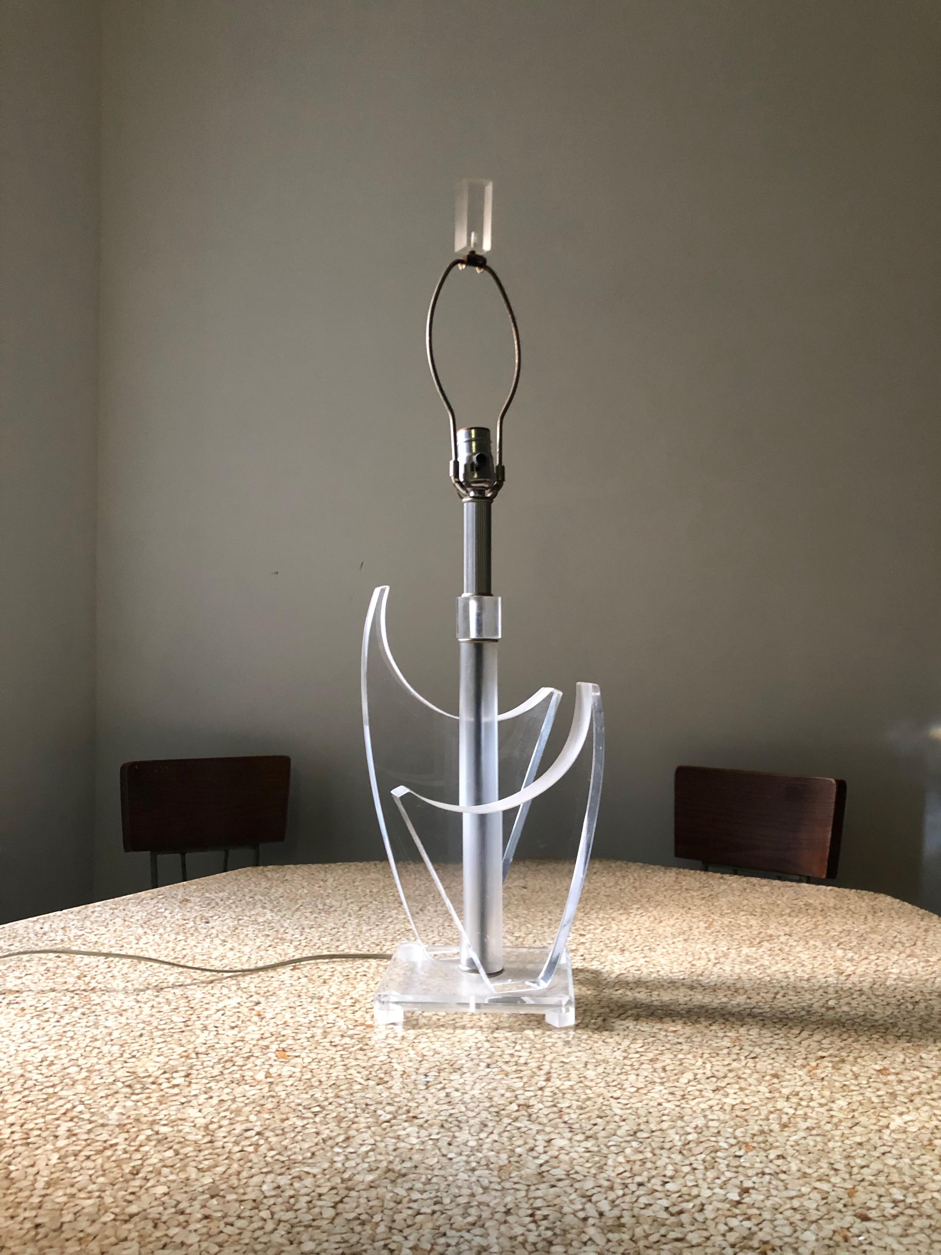 Midcentury Minimal Lucite Shield Heraldic Sculptural Table Lamp 1970s (Moderne der Mitte des Jahrhunderts)