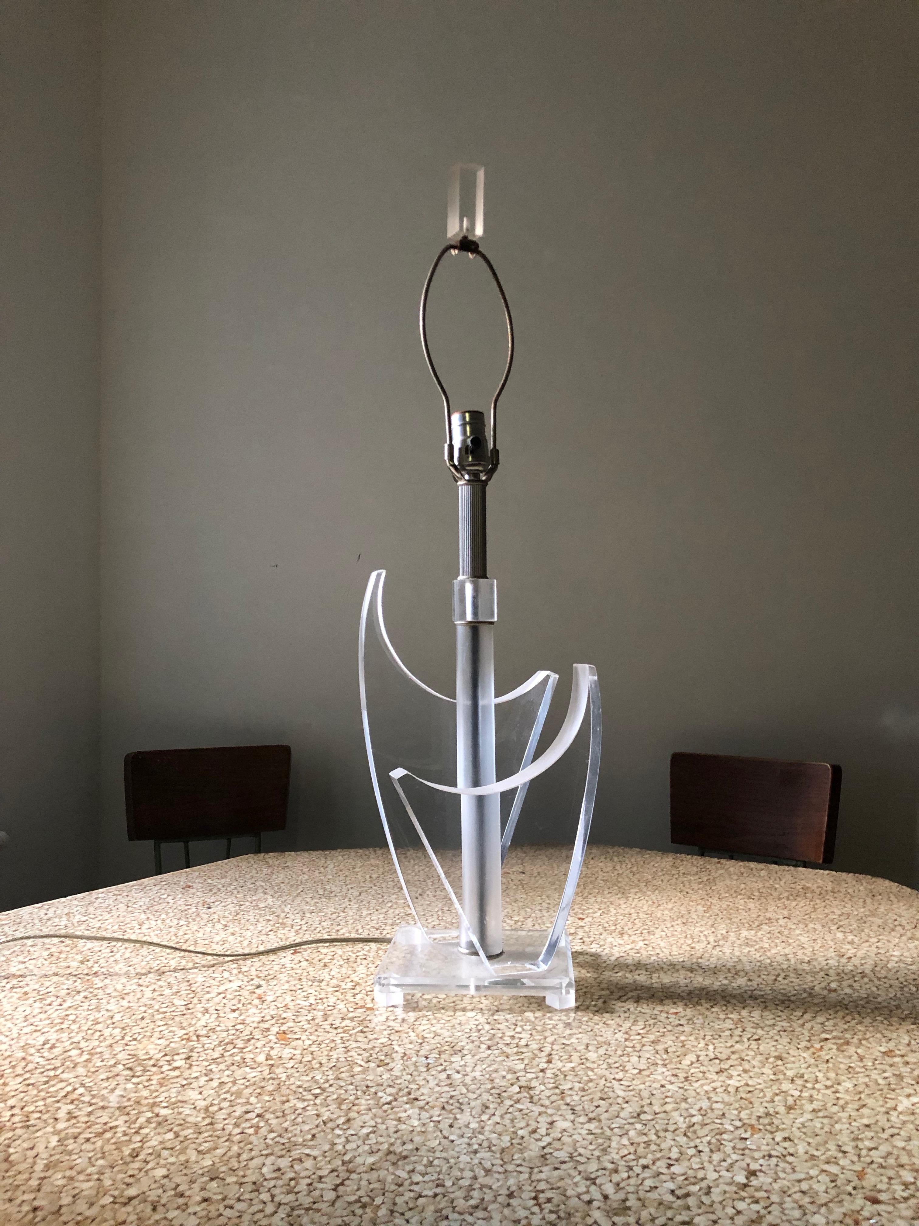 Midcentury Minimal Lucite Shield Heraldic Sculptural Table Lamp 1970s In Good Condition In Brooklyn, NY