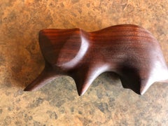 Sculpture de raton-laveur minimaliste du milieu du siècle en noyer par Alan Middleton