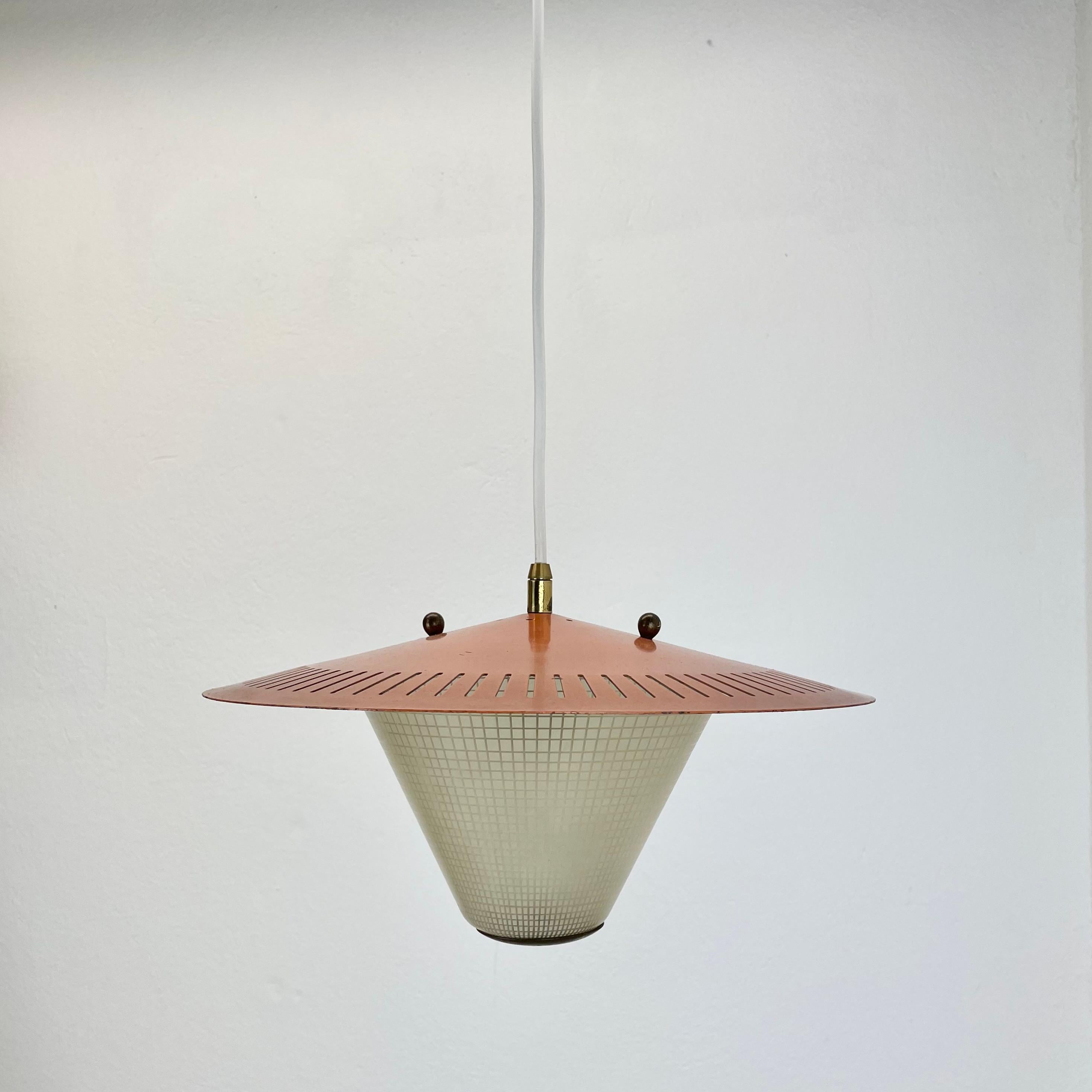 Midcentury minimalist Stilnovo Style Brass and Metal Hanging Light, Italy 1950 In Good Condition For Sale In Kirchlengern, DE