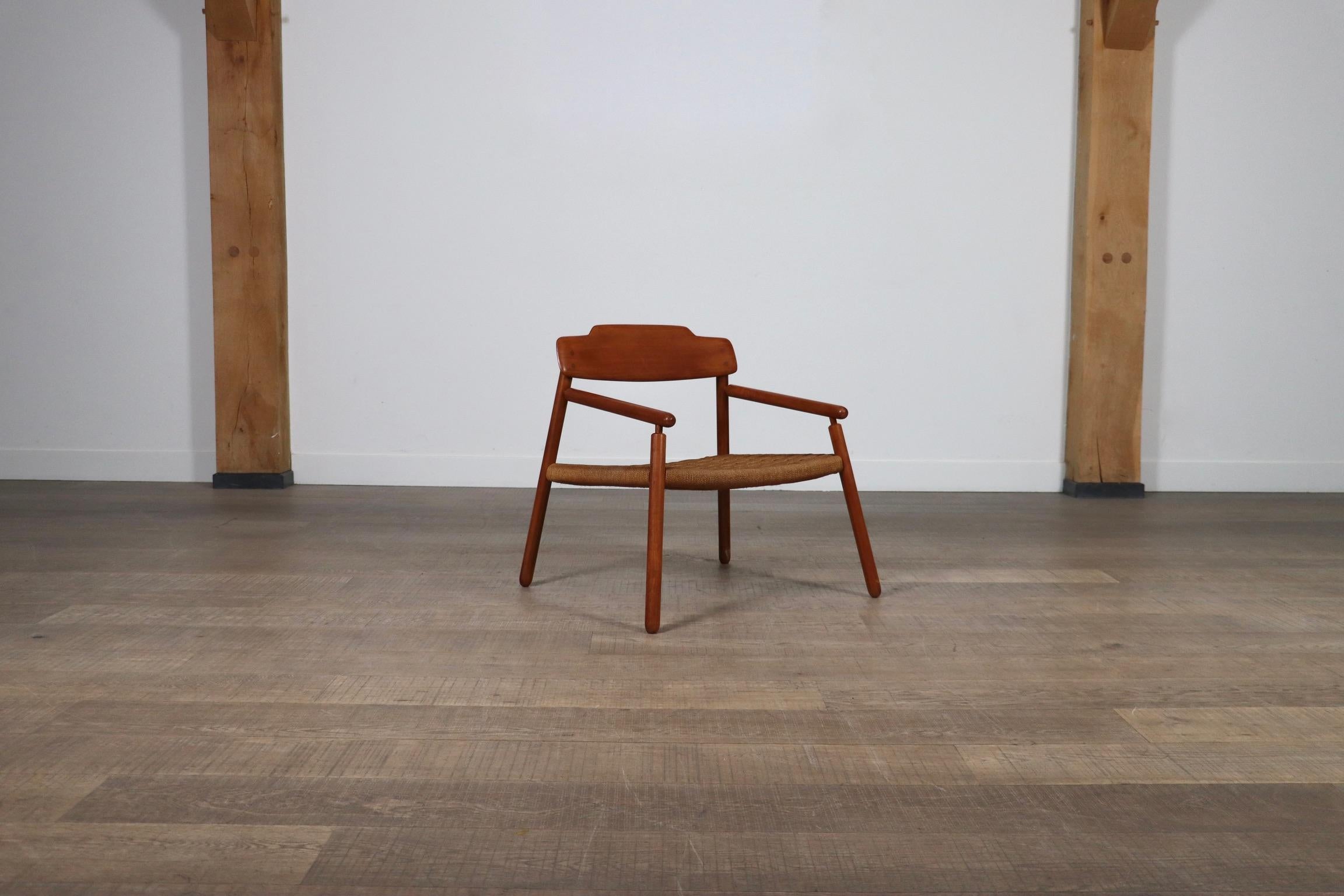 Nice minimalistic midcentury modern easy chair in oak and woven papercord made in Finland in the 1950s. This airy design is made with great eye for details. The wooden connections, or joints, of the frame are all neatly connected to be a part of the