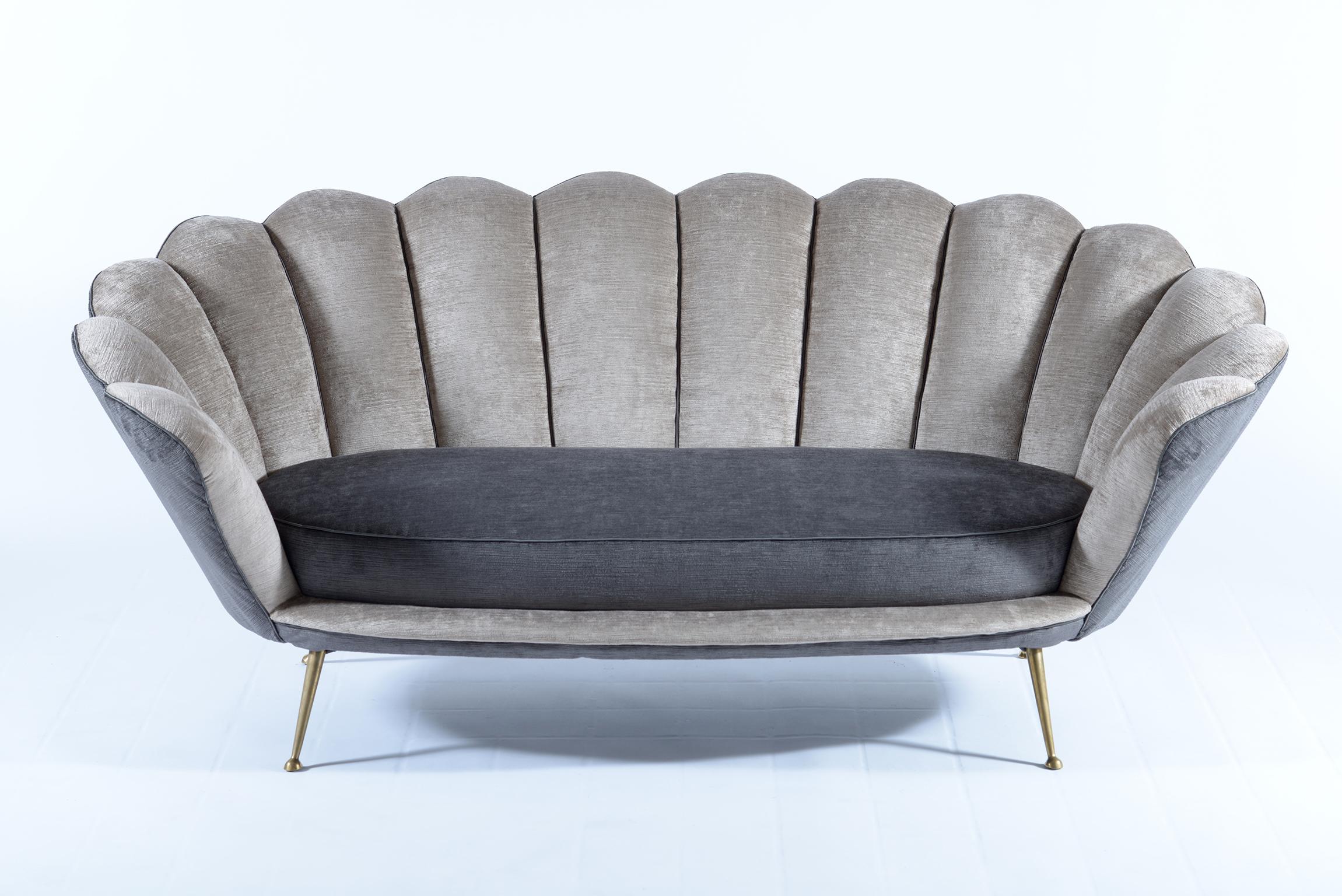 Curved sofa in the shape of a flower, back in wedges with thin legs in brass fusion, newly upholstered in beige and gray double cotton velvet.
Minotti e Radice, Italia, 1950.
 