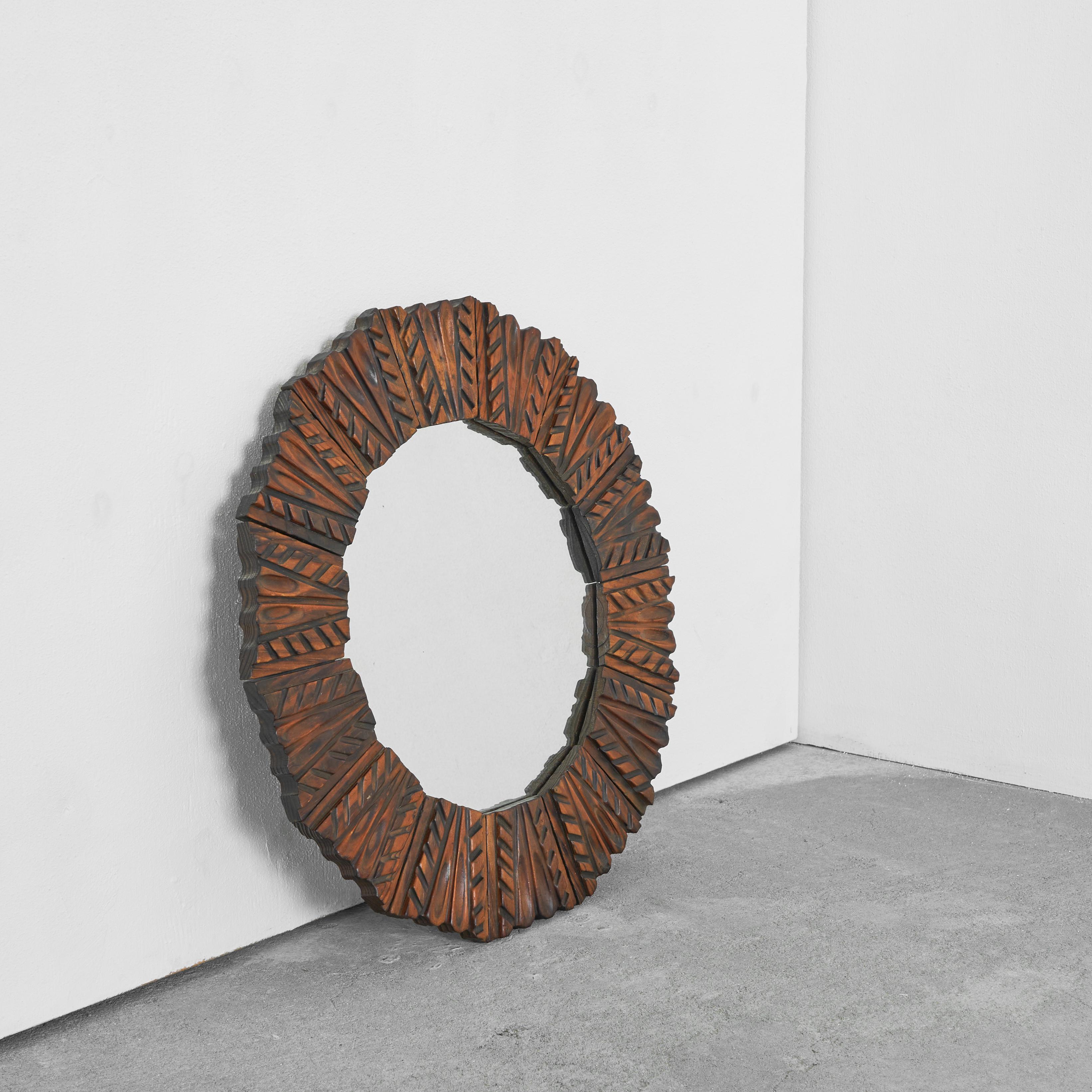 Specchio del Medioevo in Wood intagliato 1960.

Bellissimo specchio rotondo in legno intagliato. Un vero pezzo di metà secolo con un aspetto molto affascinante e distinto e un meraviglioso stile 