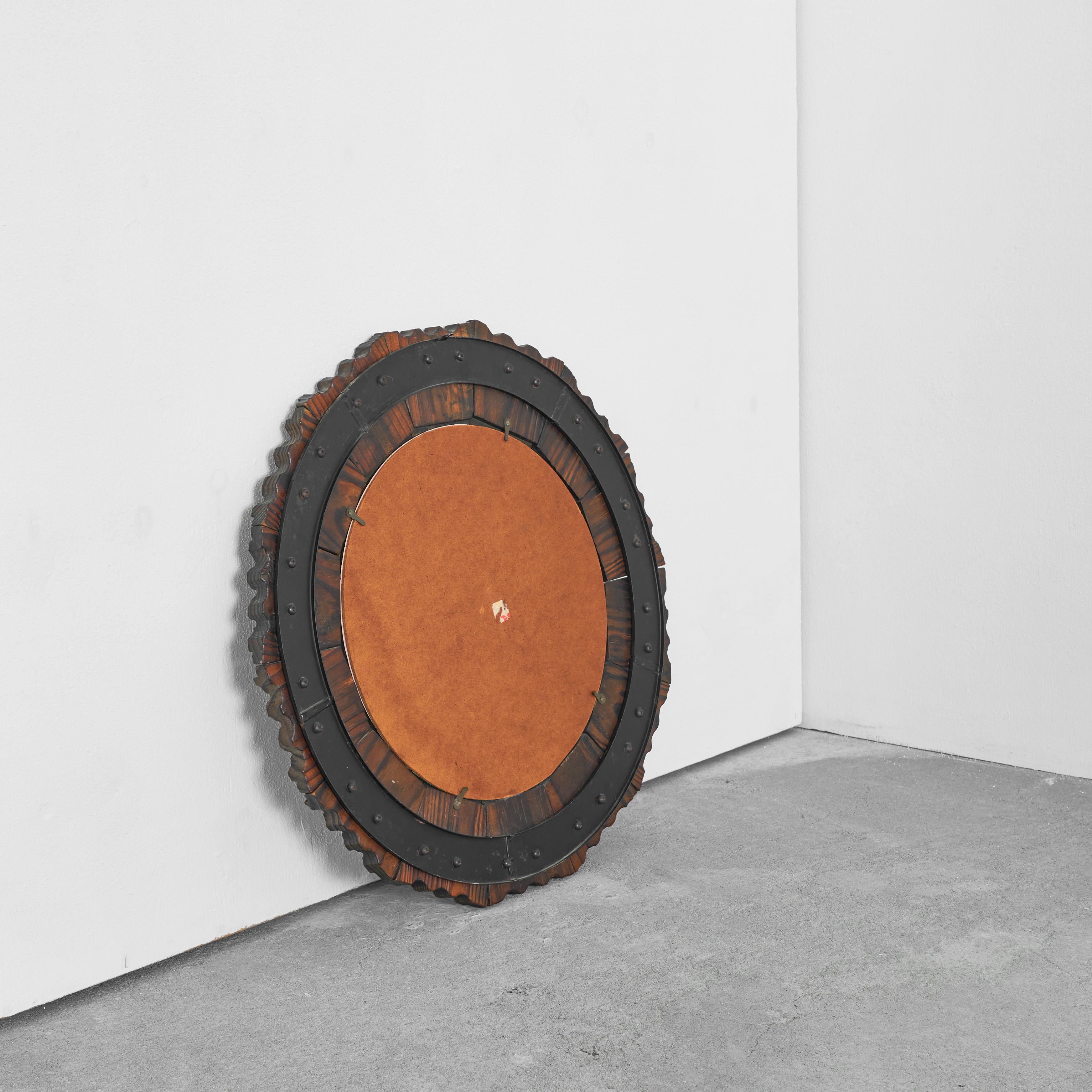 Metallo Specchio del Medioevo in Wood intagliato anni '60 in vendita