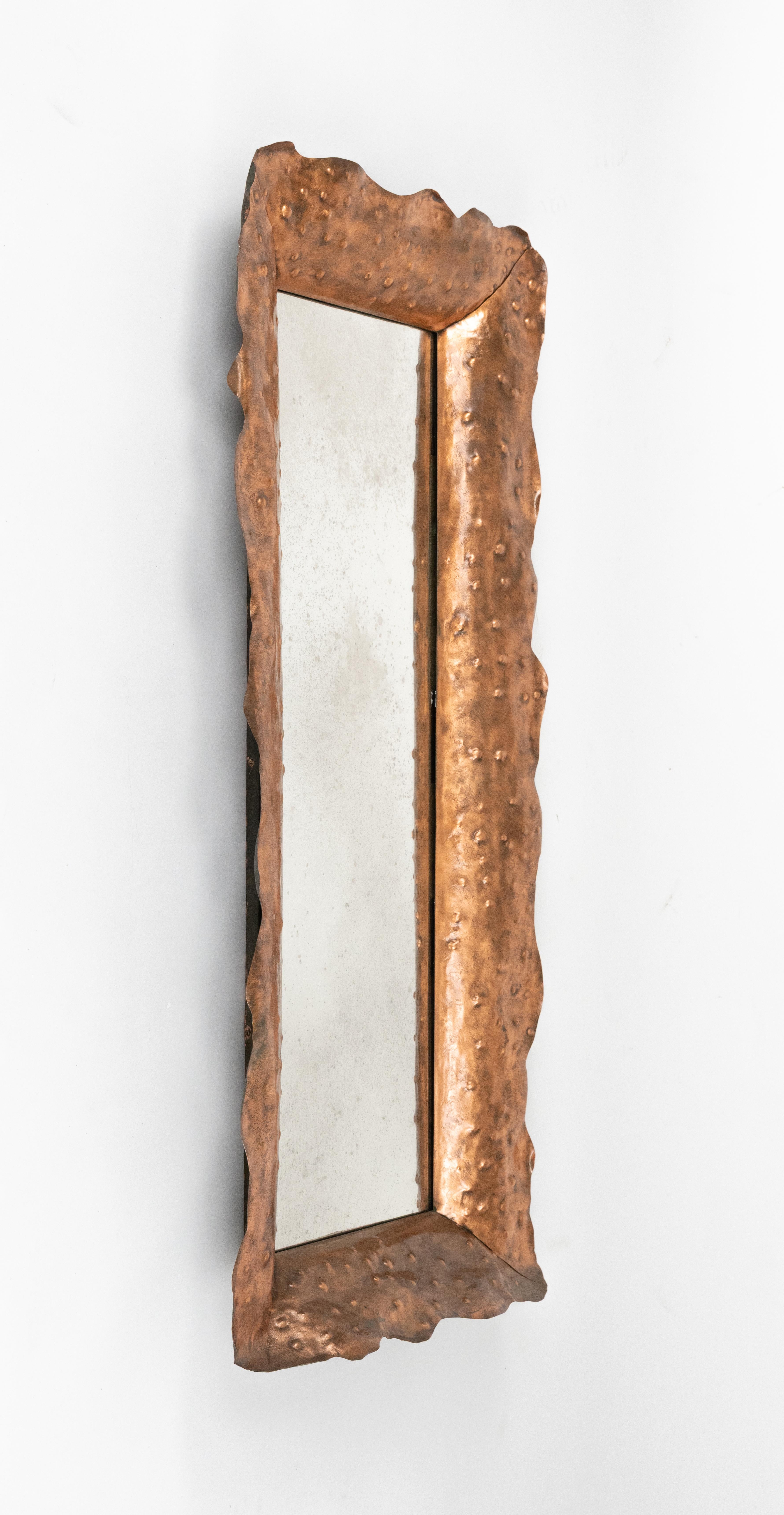 Mid-Century moderno Specchio del Medioevo in rame martellato di Angelo Bragalini, Italia anni '60 in vendita