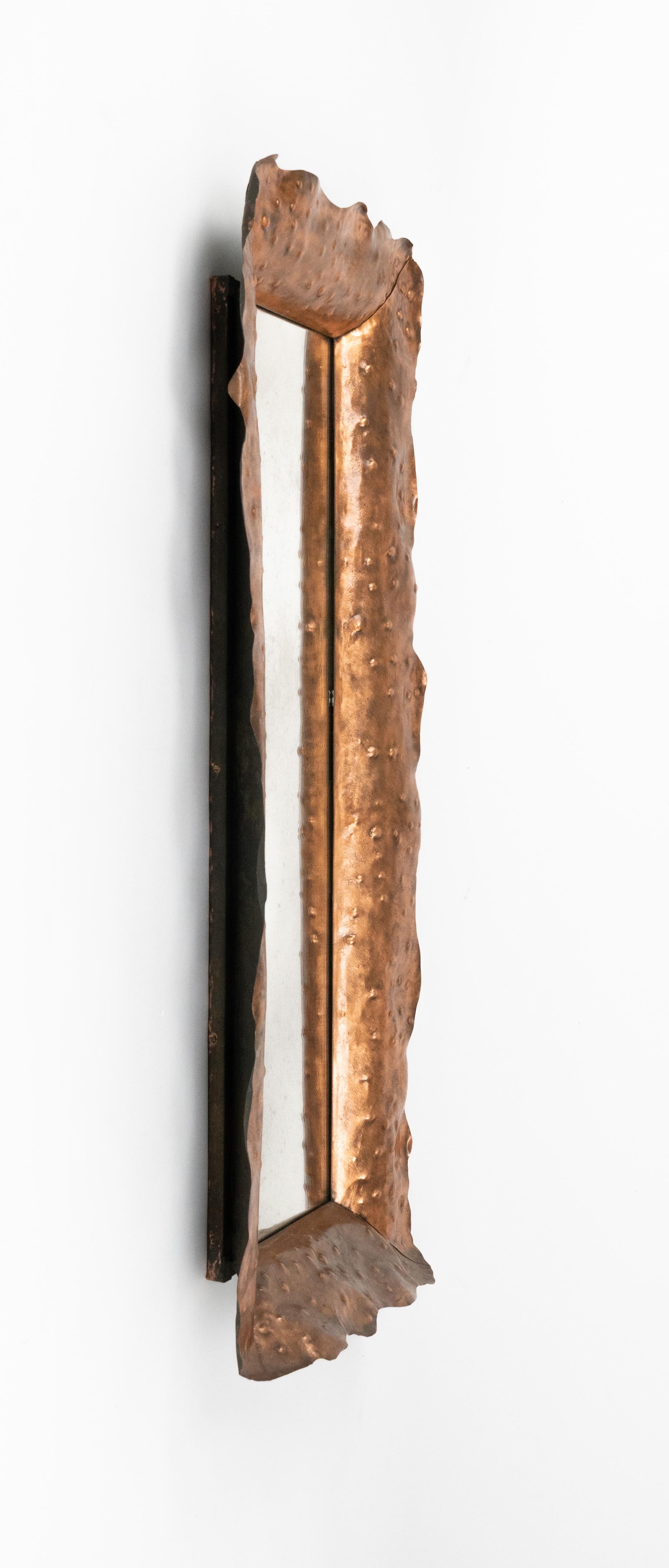 Italiano Specchio del Medioevo in rame martellato di Angelo Bragalini, Italia anni '60 in vendita