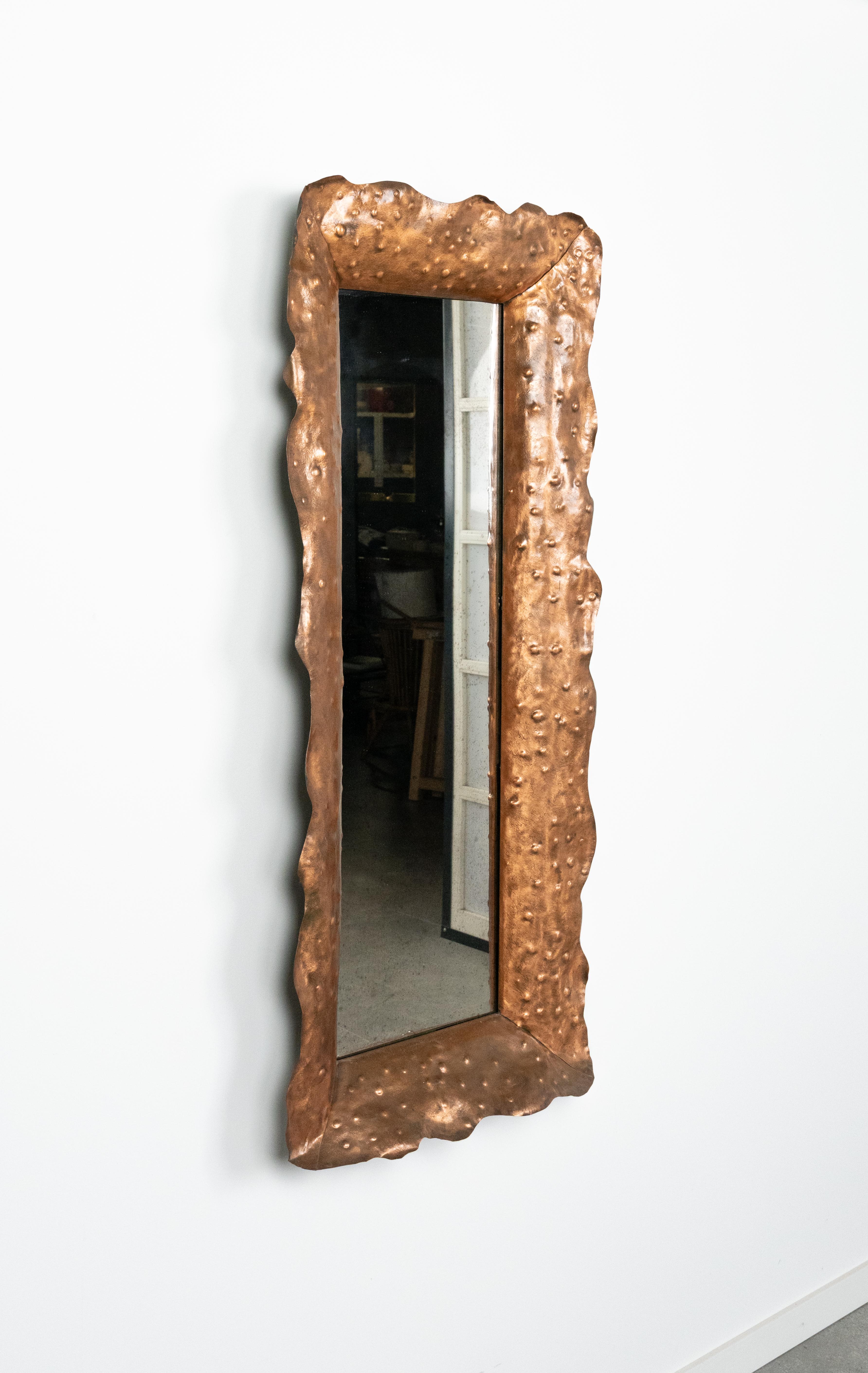 Specchio del Medioevo in rame martellato di Angelo Bragalini, Italia anni '60 in vendita 2