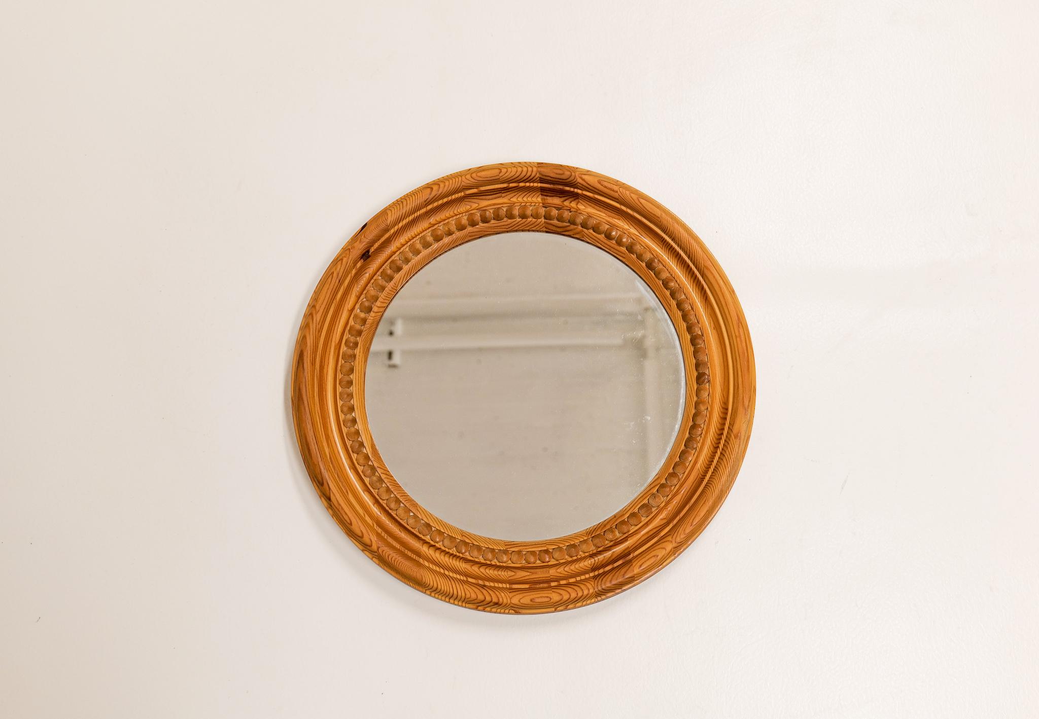 Spiegel, hergestellt in Schweden in den 1970er Jahren. Dieser einfache und wundervoll geschnitzte kleine Spiegel ist aus Kiefer gefertigt. 

Abmessungen: Durchmesser 42 cm Durchmesser Tiefe 4 cm.

 