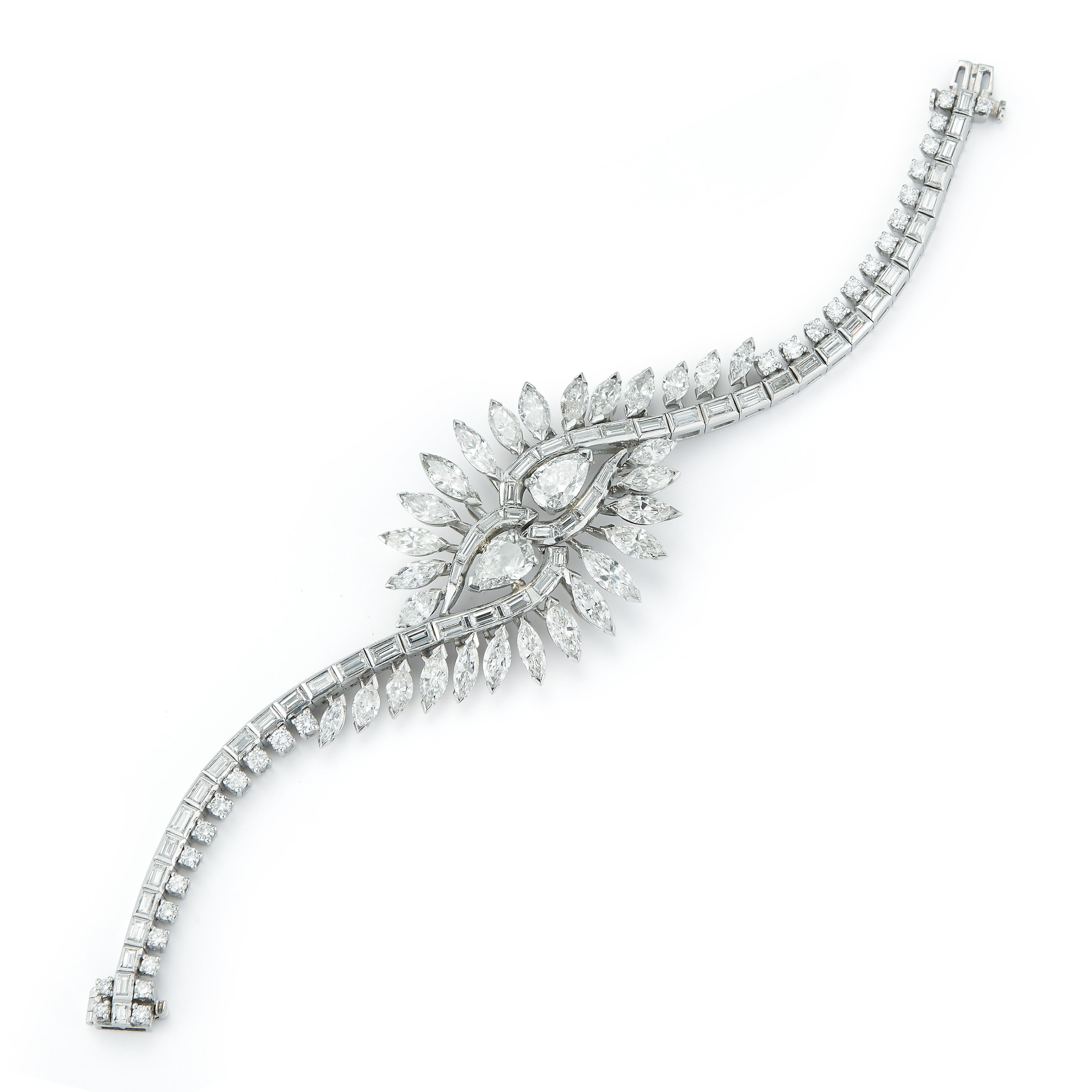 Pulsera de diamantes talla mixta

Dos diamantes centrales en forma de pera de aproximadamente 2,41 ct
Los diamantes restantes pesan aproximadamente 26 ct 
Montado en platino