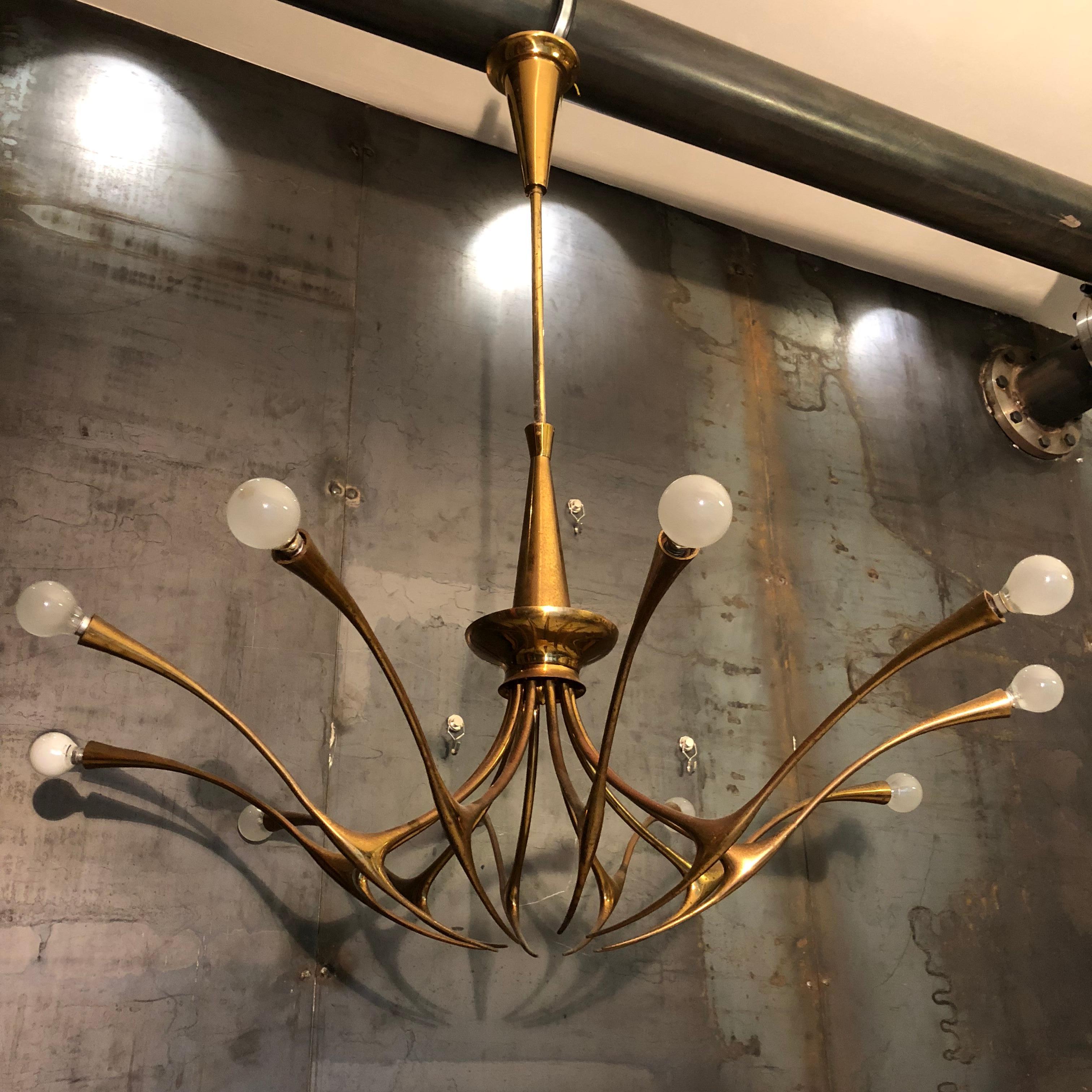 This large chandelier was designed by the Italian designer Oscar Torlasco in the 1950s for Lumi Milano. It is known as model 392, this ten armed chandelier mounts ten sockets for E14 bulbs.