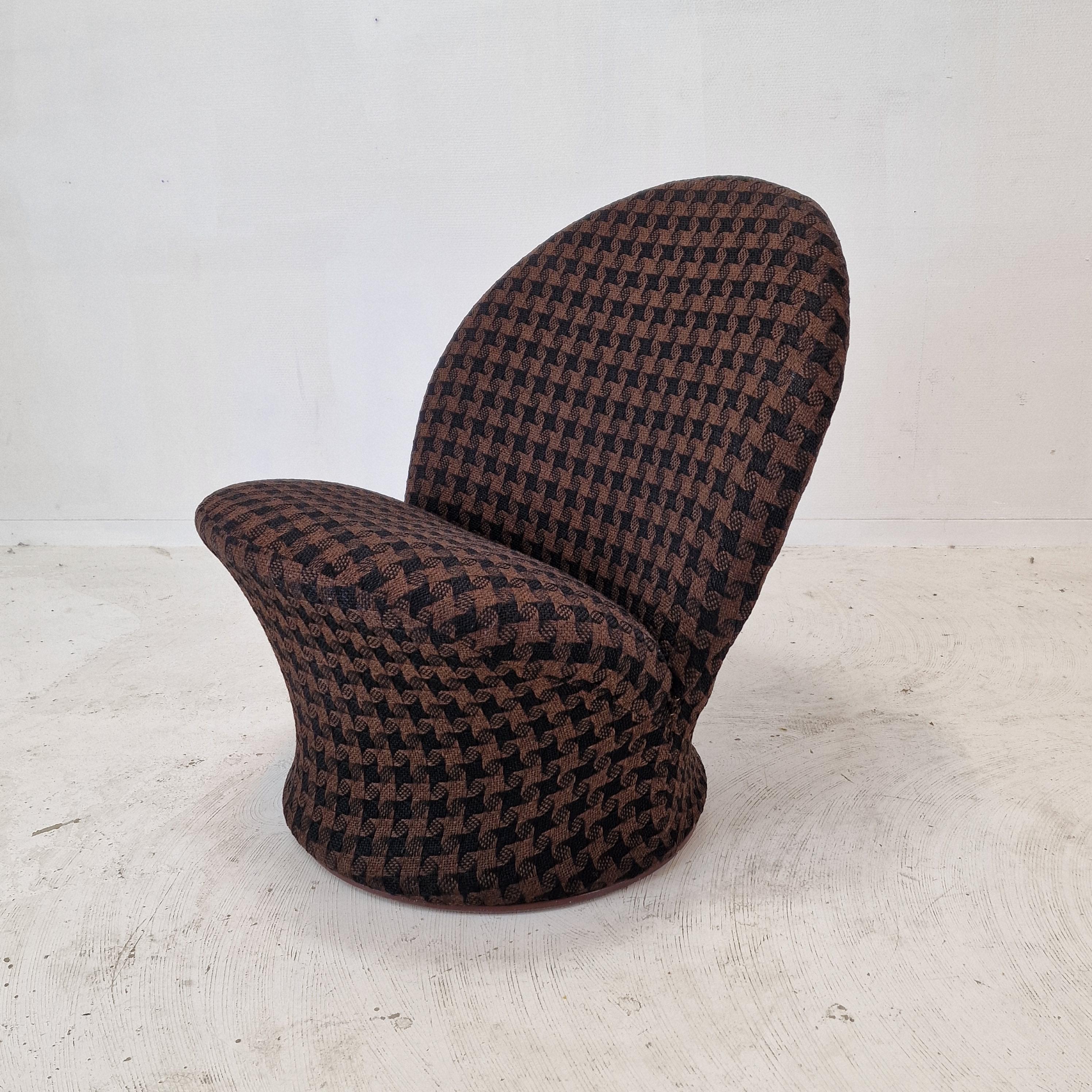 Stunning creation of the French designer Pierre Paulin. 
He designed this model (F572) for Artifort in 1967.
It is produced for just a few years, this model is hard to find.

This magnificent chair has the original fabric!
This fantastic brown wool