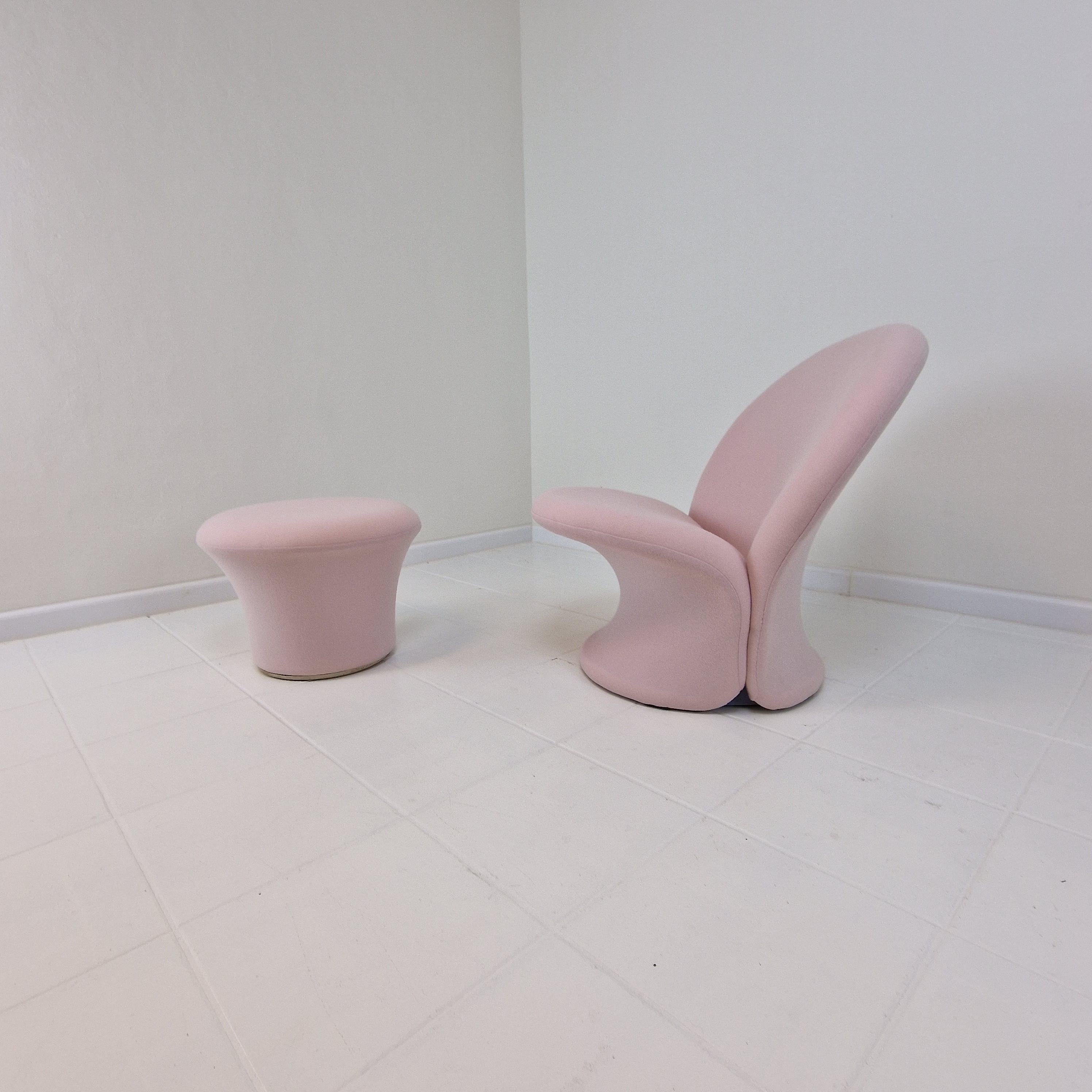 Superbe création du designer français Pierre Paulin, le modèle F572 avec pouf.
Il a conçu ce modèle étonnant pour Artifort en 1967 et il n'est produit que pendant quelques années. 

Ce magnifique ensemble est revêtu d'un charmant et doux tissu