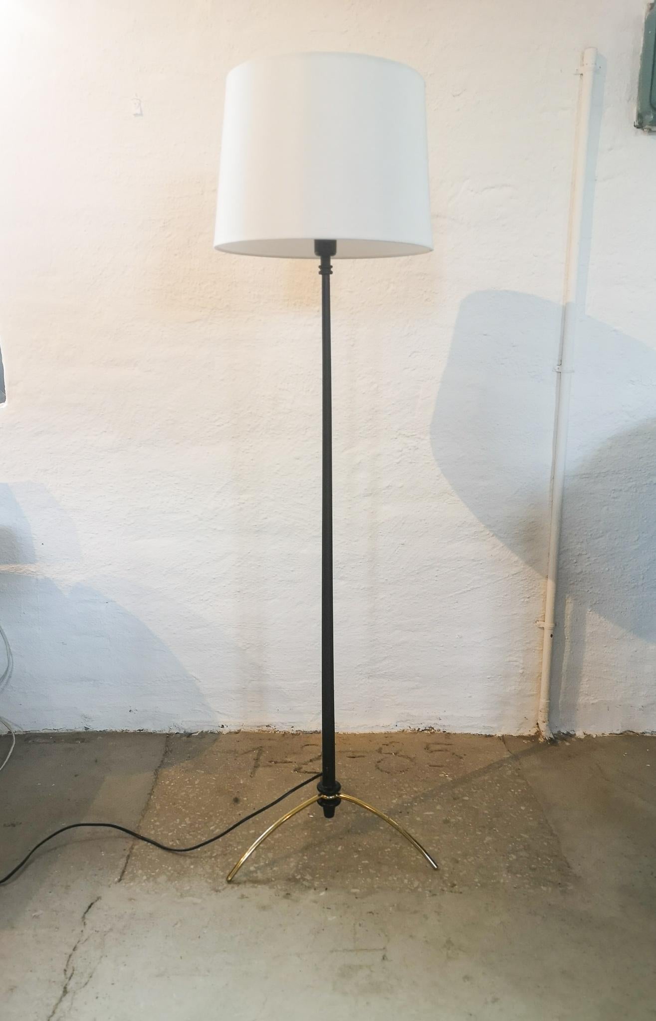 Wonderful floor lamp produced in Sweden in the 1960s. And designed by Hans Agne Jakobsson. The model G45 has a solid brass stand and the lamp holder is made of black painted wood. Not original shade.

Good working condition, with some vintage