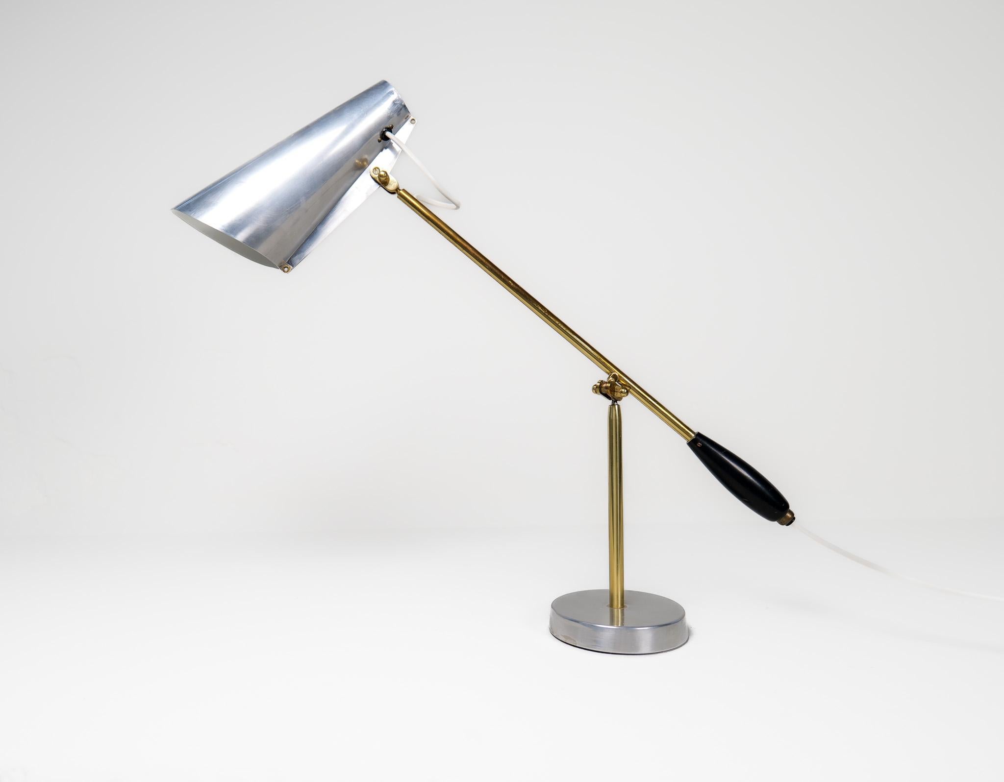 1950s Birger Dahl Modell: S-30016 table lamp for Sonnico, Norway. This architectural table lamp was designed in 1952 and made in polished metal with exquisite brass details. This lamp is a stunning piece of design.

Good vintage condition with