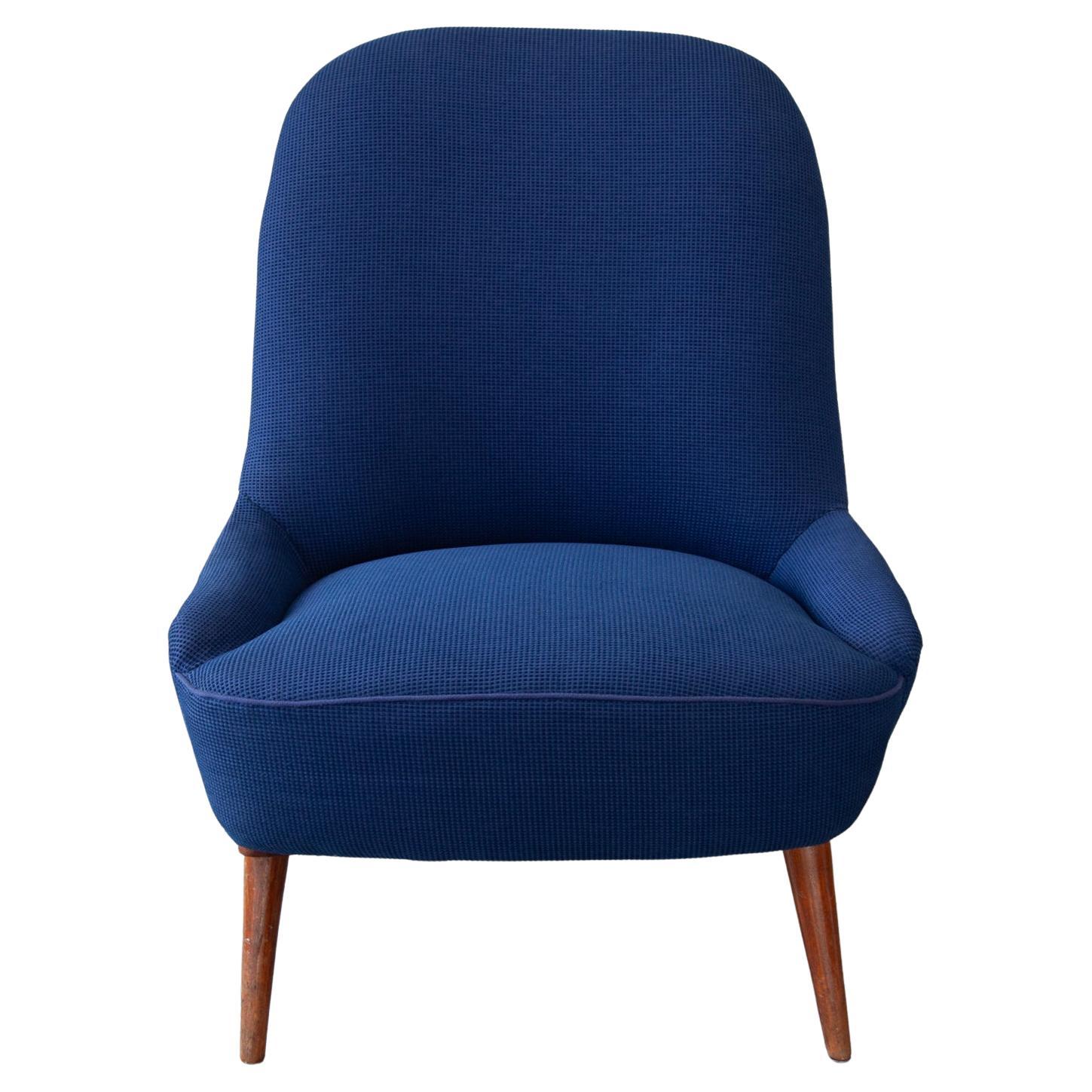 Mid Century Lounge Stuhl in original Vintage blauer Wolle und Teakholz konischen Beinen, Dänemark 1950's. Sehr bequem zu sitzen. Wunderschöne elegante Linien und Kurven nach einer großen skandinavischen Designidee. Loungesessel in perfektem