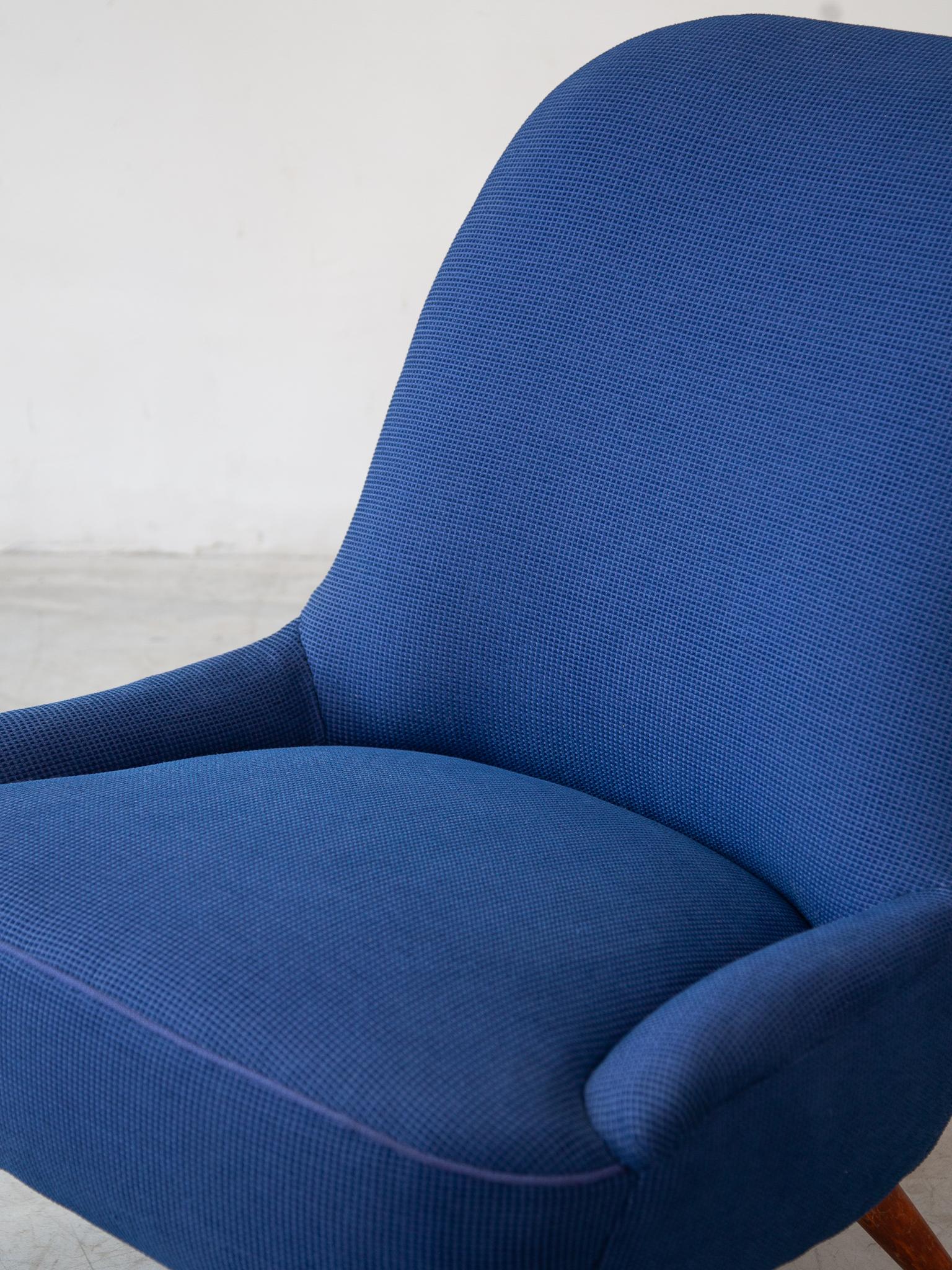 Blauer Stoff, Loungesessel, skandinavisches Design, Mid-Century Modern 1950er Jahre im Angebot 1