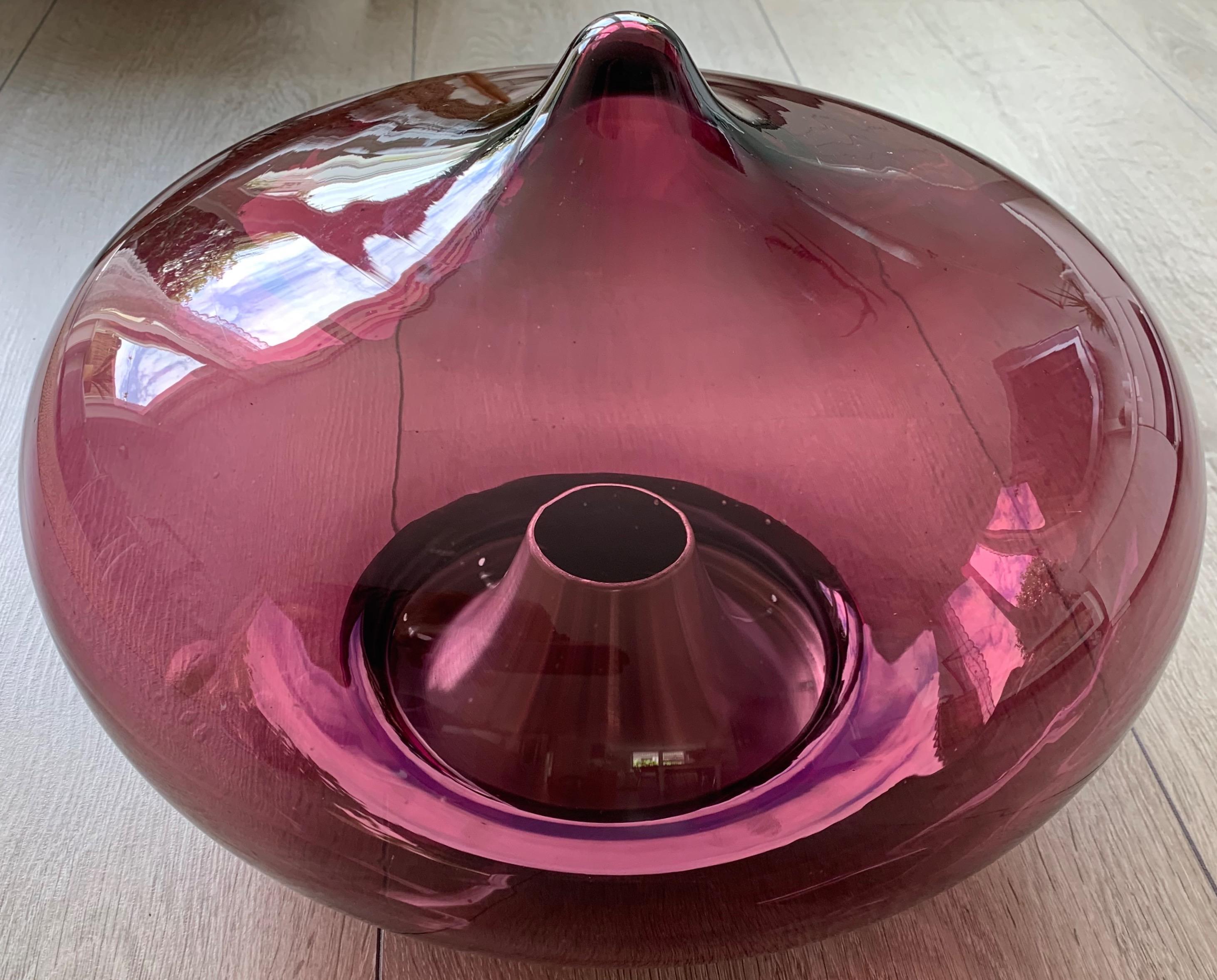 Stunning and practical size Mid-Century Modern ceiling light fixture, 1960s.

For the collectors and enthousiasts of vintage lighting we also have this rare, beautifully designed and perfectly executed, cranberry color flush mount. The exceptional