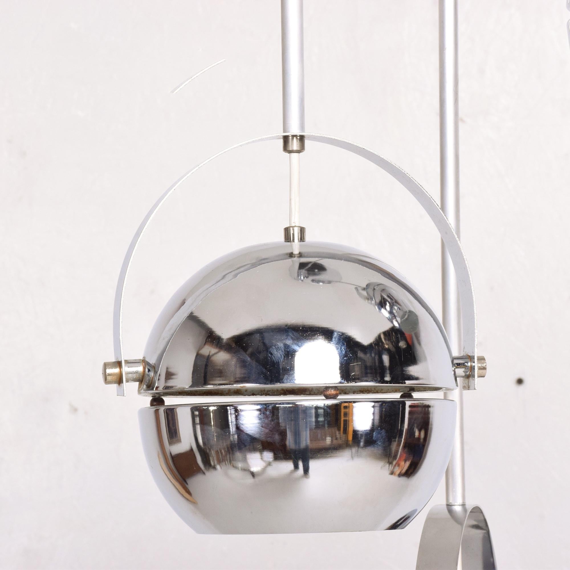 Pendant
Modern Chrome Plated Lamp 3 Dangling Chrome Globes Pendant Hanging Light 1960s
Each sphere is 7 in diameter.
Attributed to Lightolier. Chandelier is in Italian Torino style. Unmarked.
40Tall x 19 Diameter
Very good original unrestored