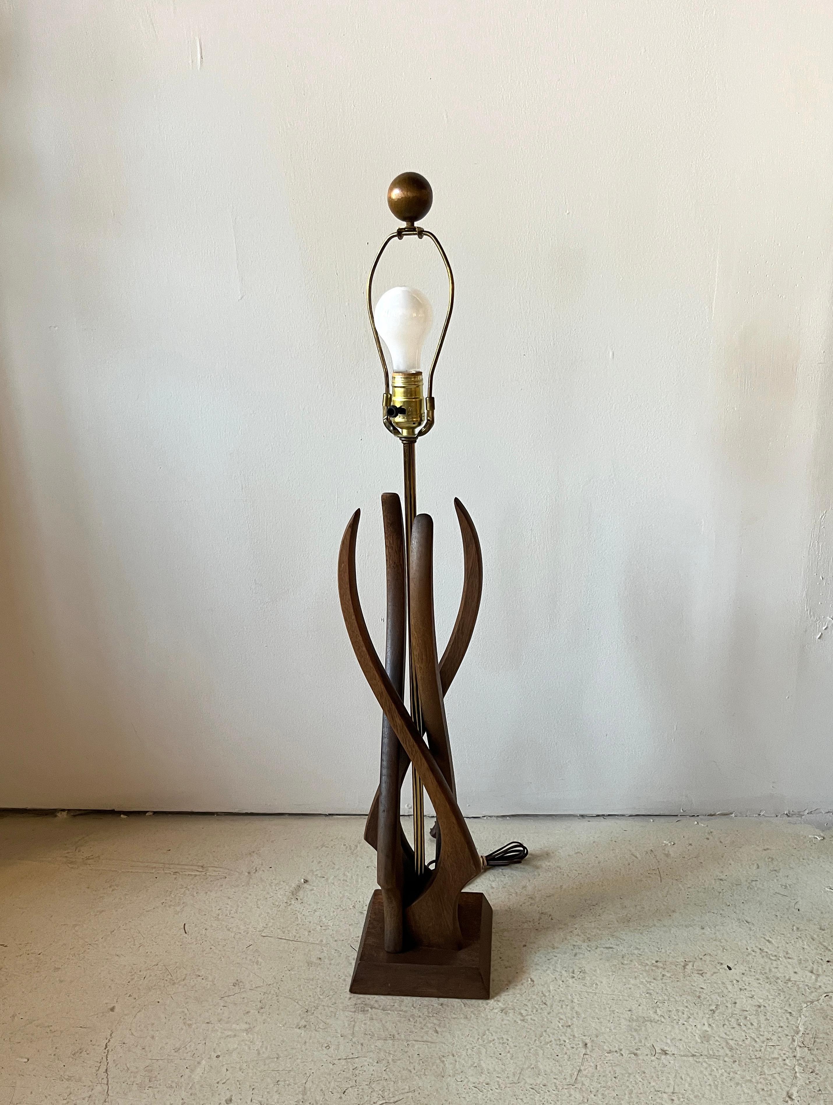 Lámparas de sobremesa escultóricas de nogal vintage de los años 60, modernas de mediados de siglo, modernas orgánicas Moderno de mediados de siglo en venta