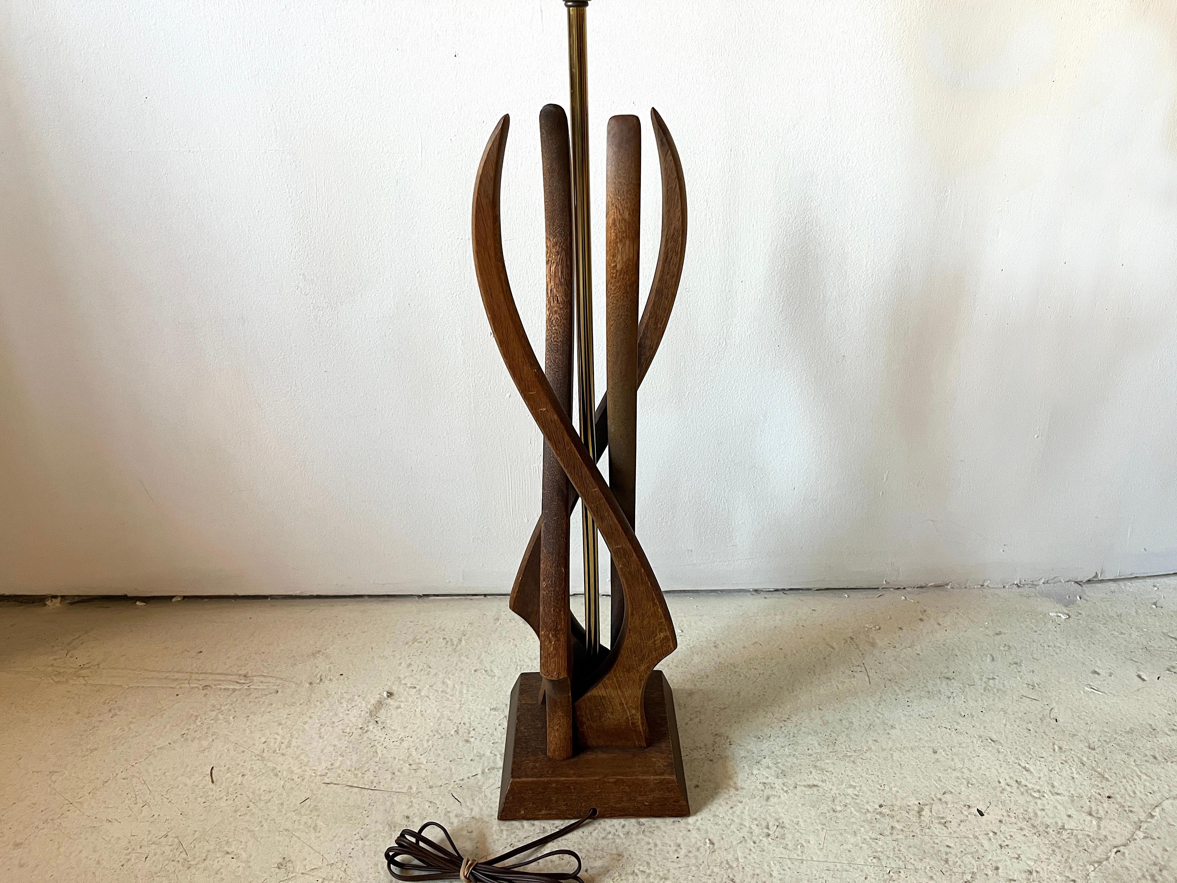 Lámparas de sobremesa escultóricas de nogal vintage de los años 60, modernas de mediados de siglo, modernas orgánicas Estadounidense en venta