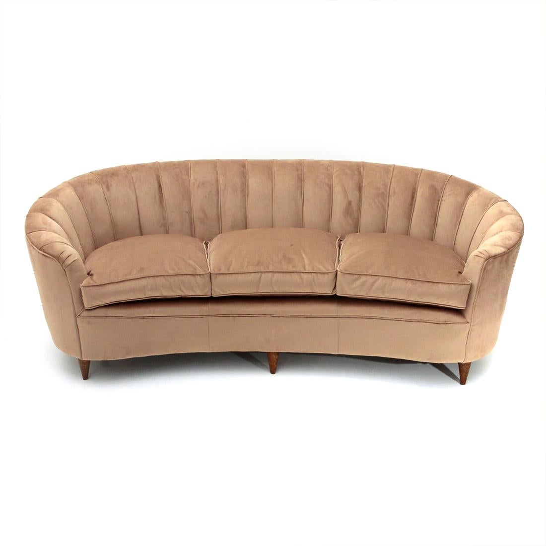 Curved Italian made sofa produced in the 1950s.
Padded wooden structure lined with new powder velvet fabric.
Segments back lined.
Sitting with three cushions.
Cone-shaped solid wood legs.
Good general condition, crooked central