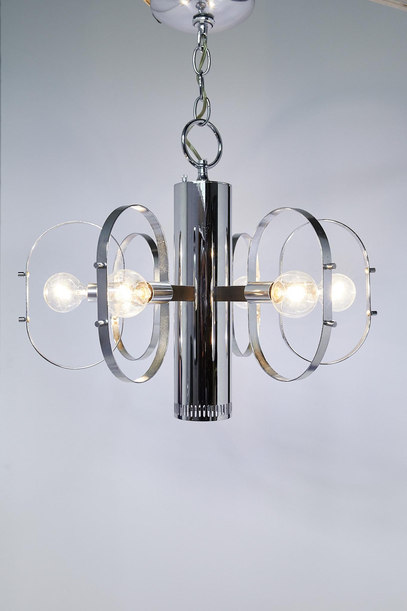 Mid-Century Modern Luminaire à 7 lumières en chrome The Moderns par Forecast Lighting en vente