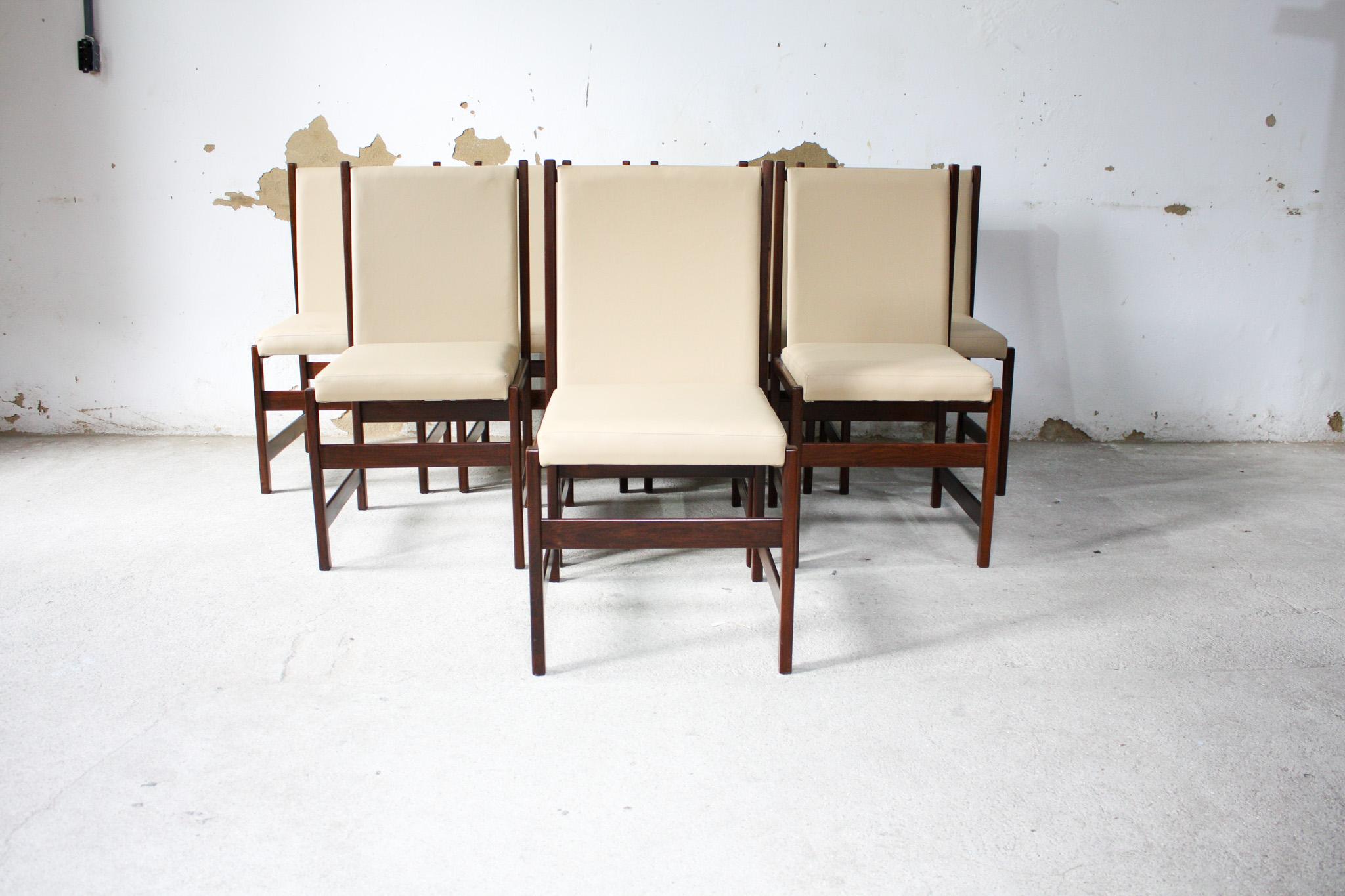 Available today, this spectacular Brazilian Modern eight dining chair set made in hardwood and beige leather by Celina Decoracoes, in the sixties is nothing less than spectacular.
 
Each chair features a Brazilian Rosewood, known as Jacaranda,