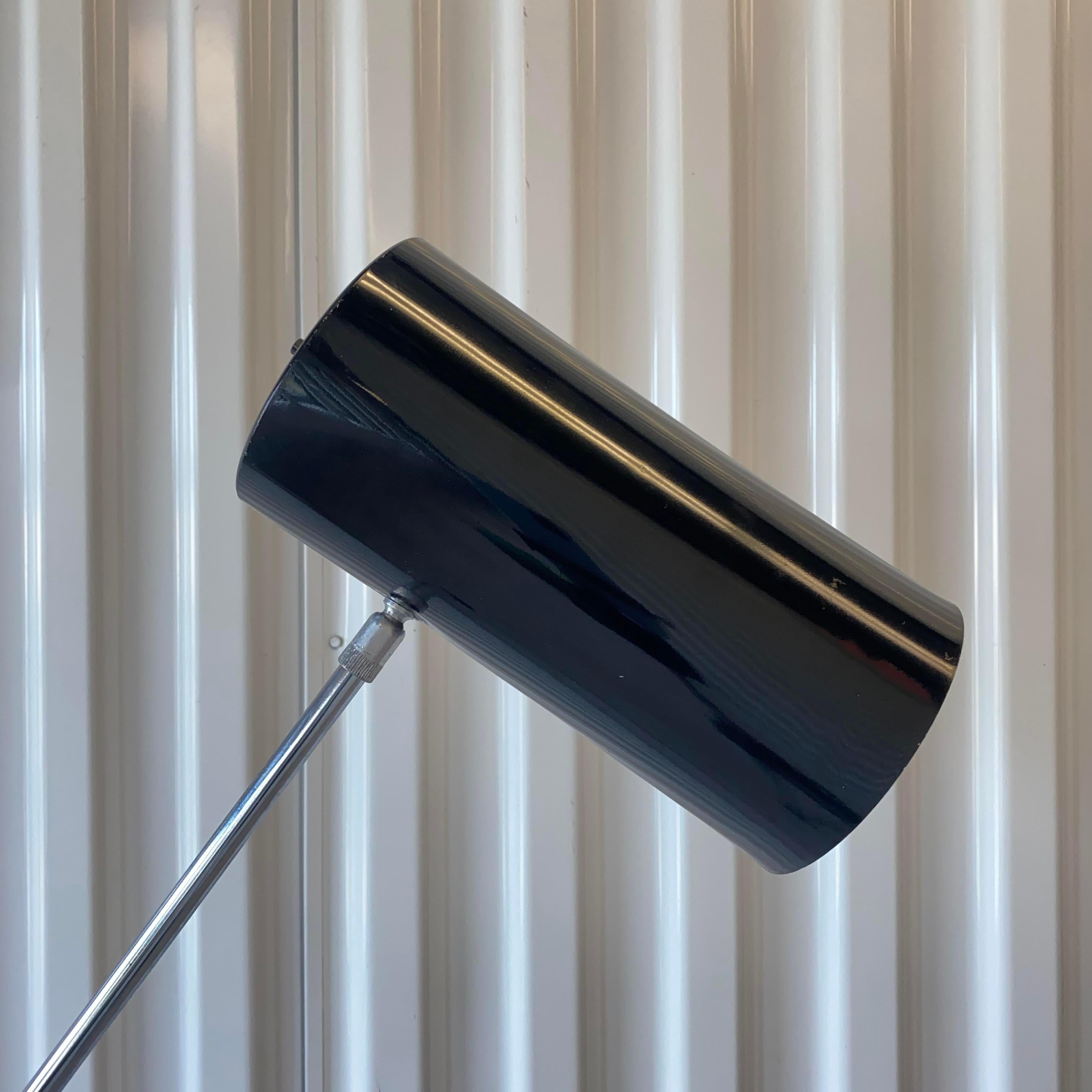 Midcentury Modern Adjustable Cantilever Floor Lamp Attributed to Sonneman For Sale 3