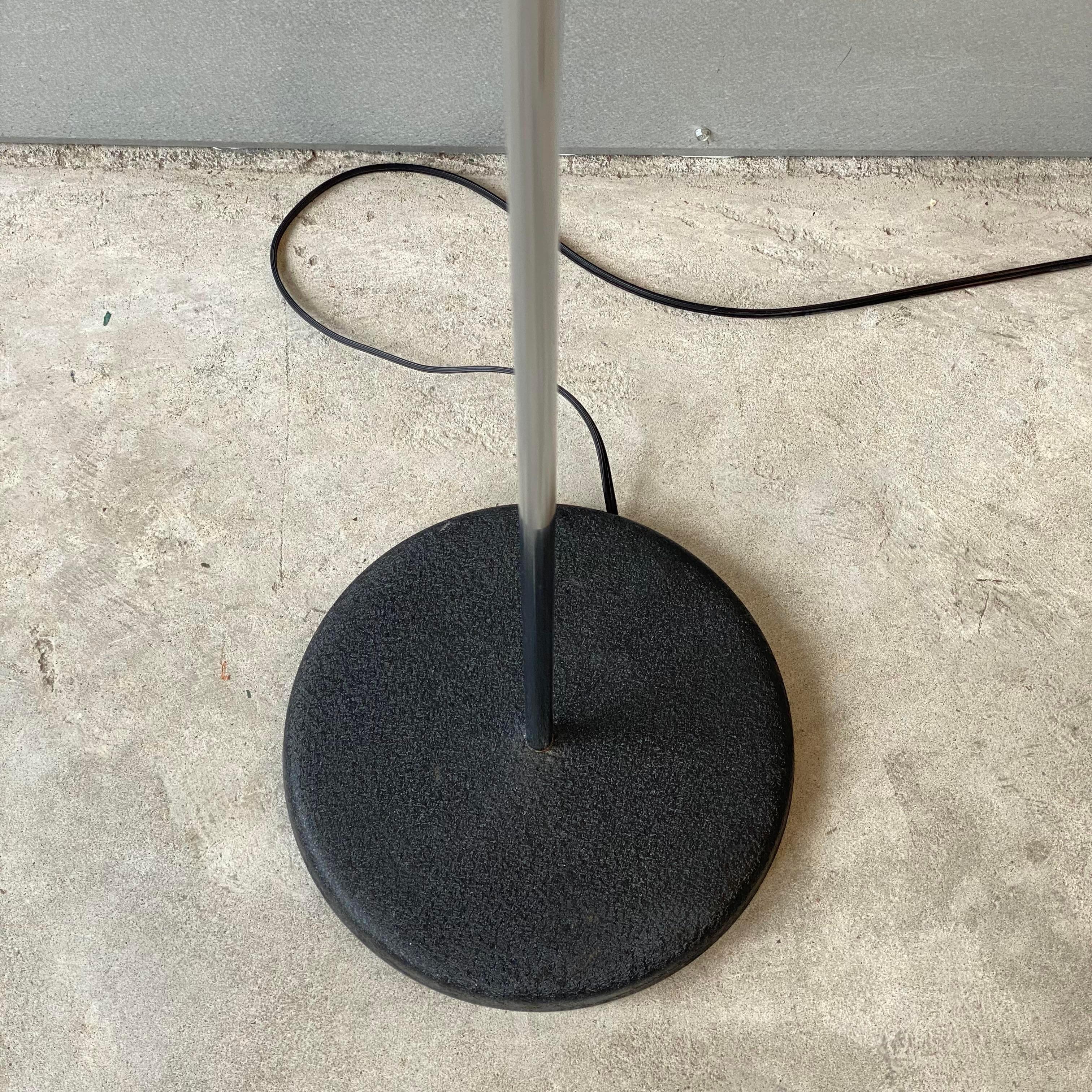 Midcentury Modern Adjustable Cantilever Floor Lamp Attributed to Sonneman In Good Condition For Sale In Westfield, NJ