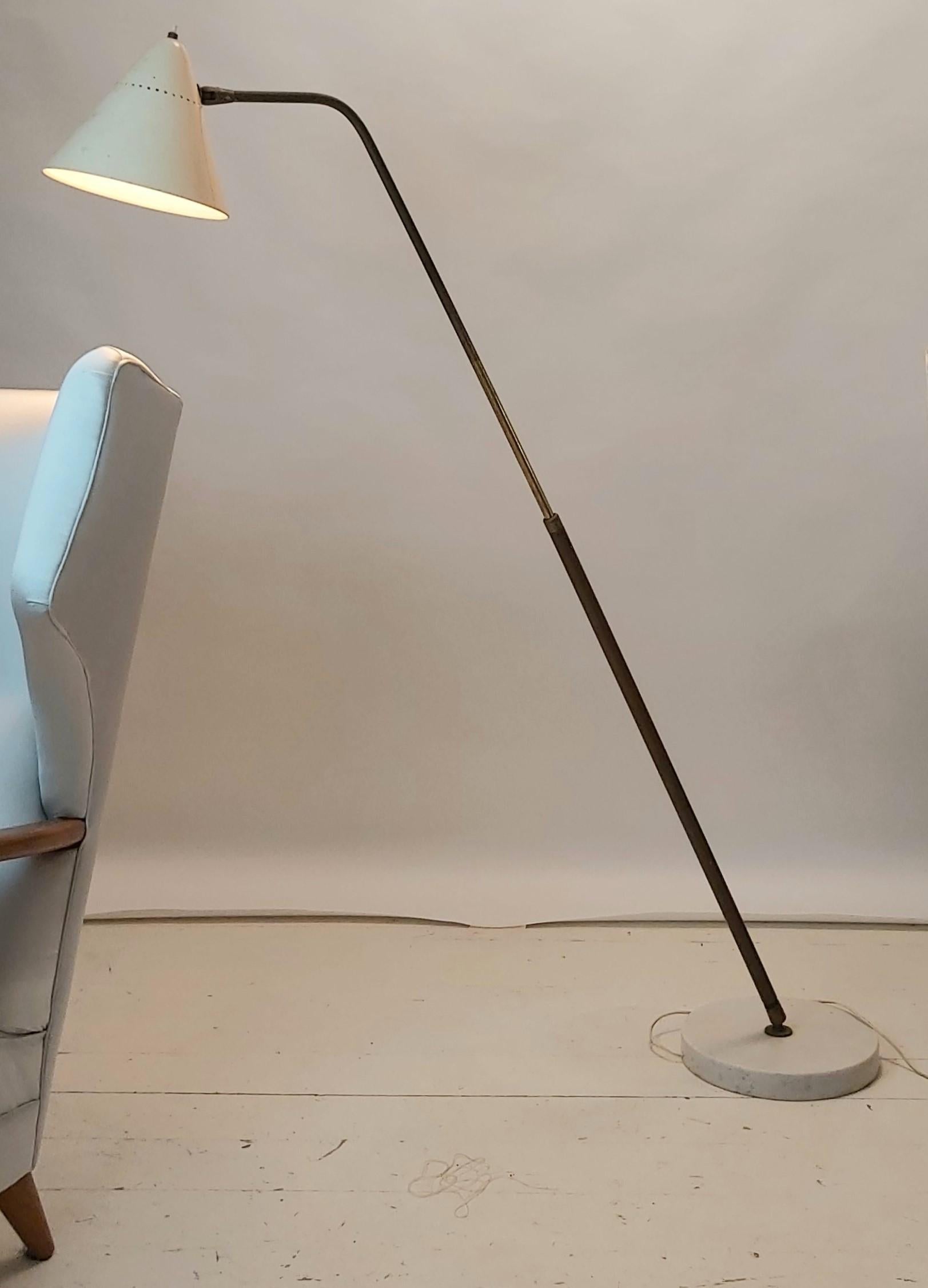 Rare floor lamp designed by one of the most important Italian lighting designer in the 1950s.
A thick marble basement support an extensible brass stem that can rotate 360 degrees making this lamp very versatile and playful.
The white lacquered