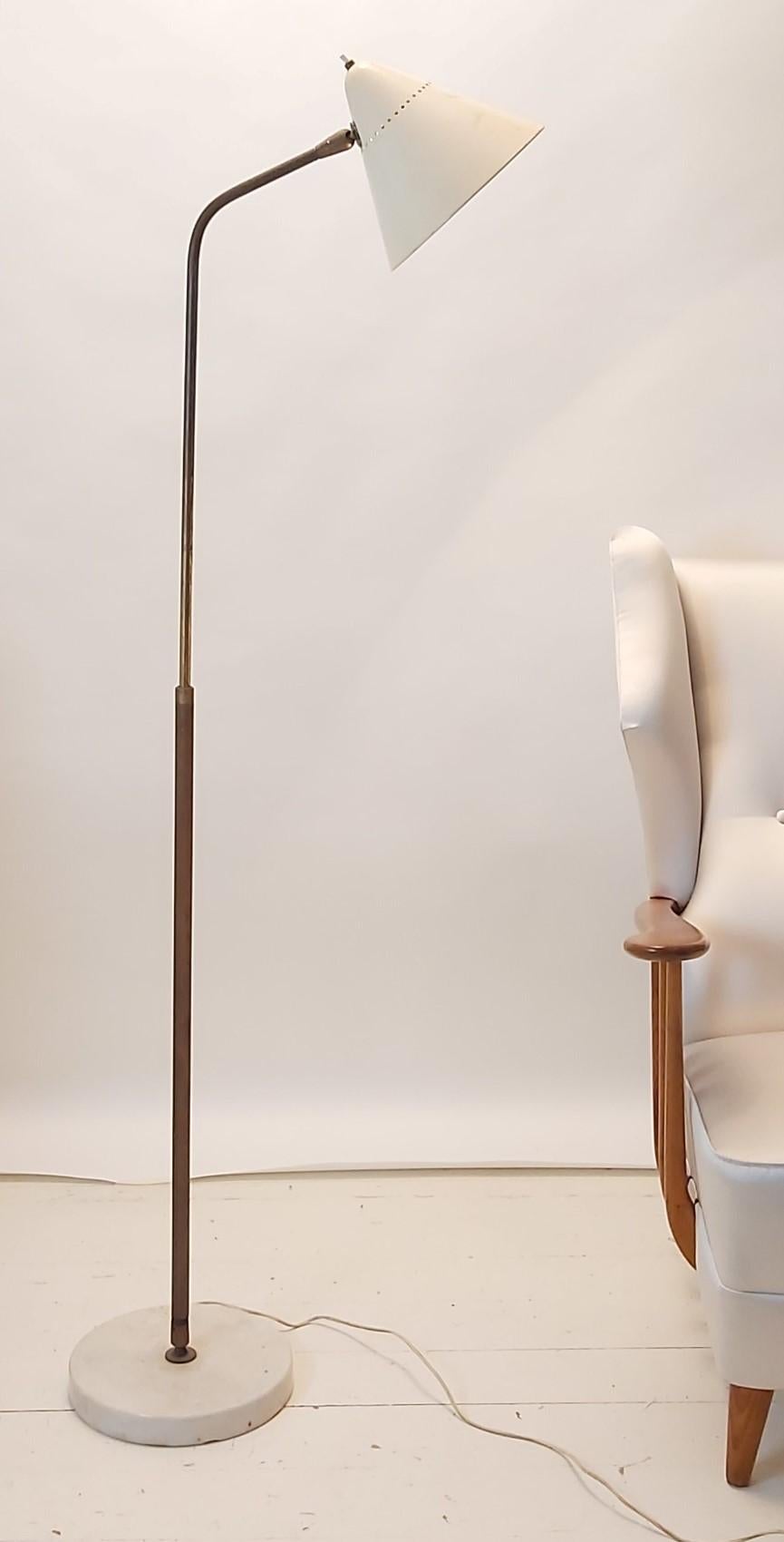 Lacquered Mid-Century Modern Adjustable Floor Lamp by F. Ostuni for Oluce Rare Italy 1950s For Sale
